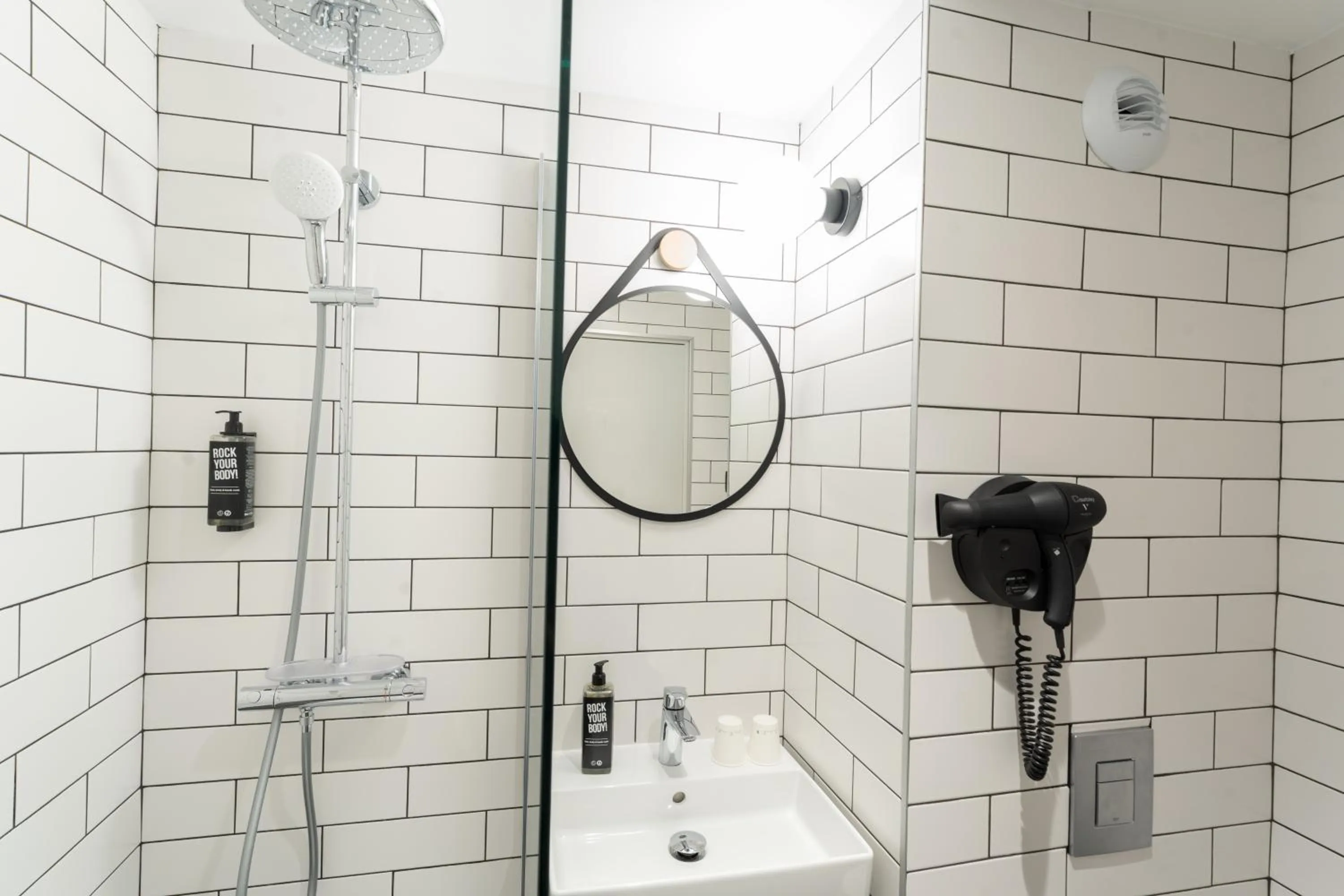 Shower in ibis Paris Nord Porte de Saint Ouen