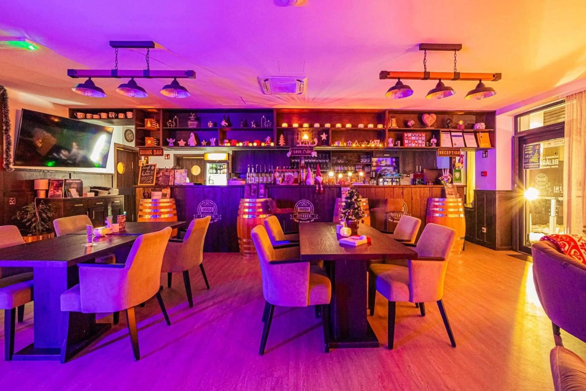 Communal lounge/ TV room in Park Hotel Bük-Bükfürdő