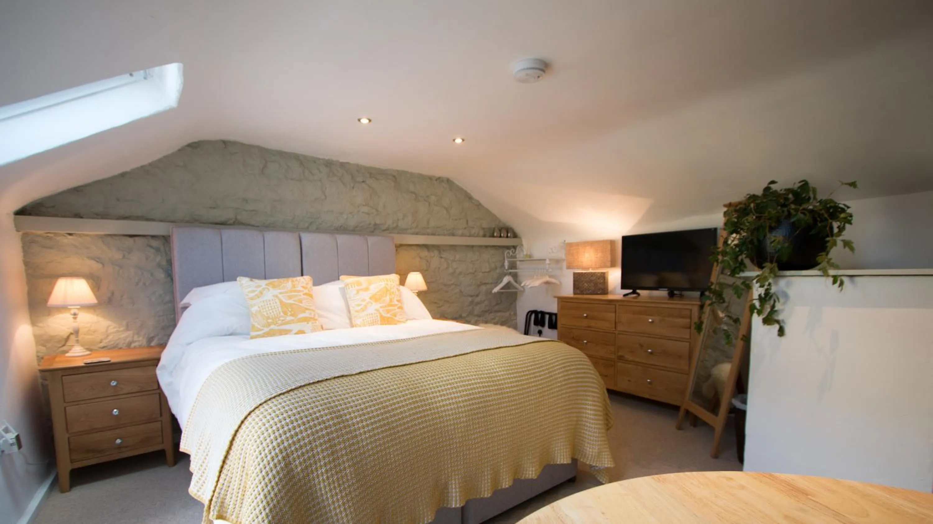 Bedroom, Bed in The Loft in the Malt Barn Chipping Campden