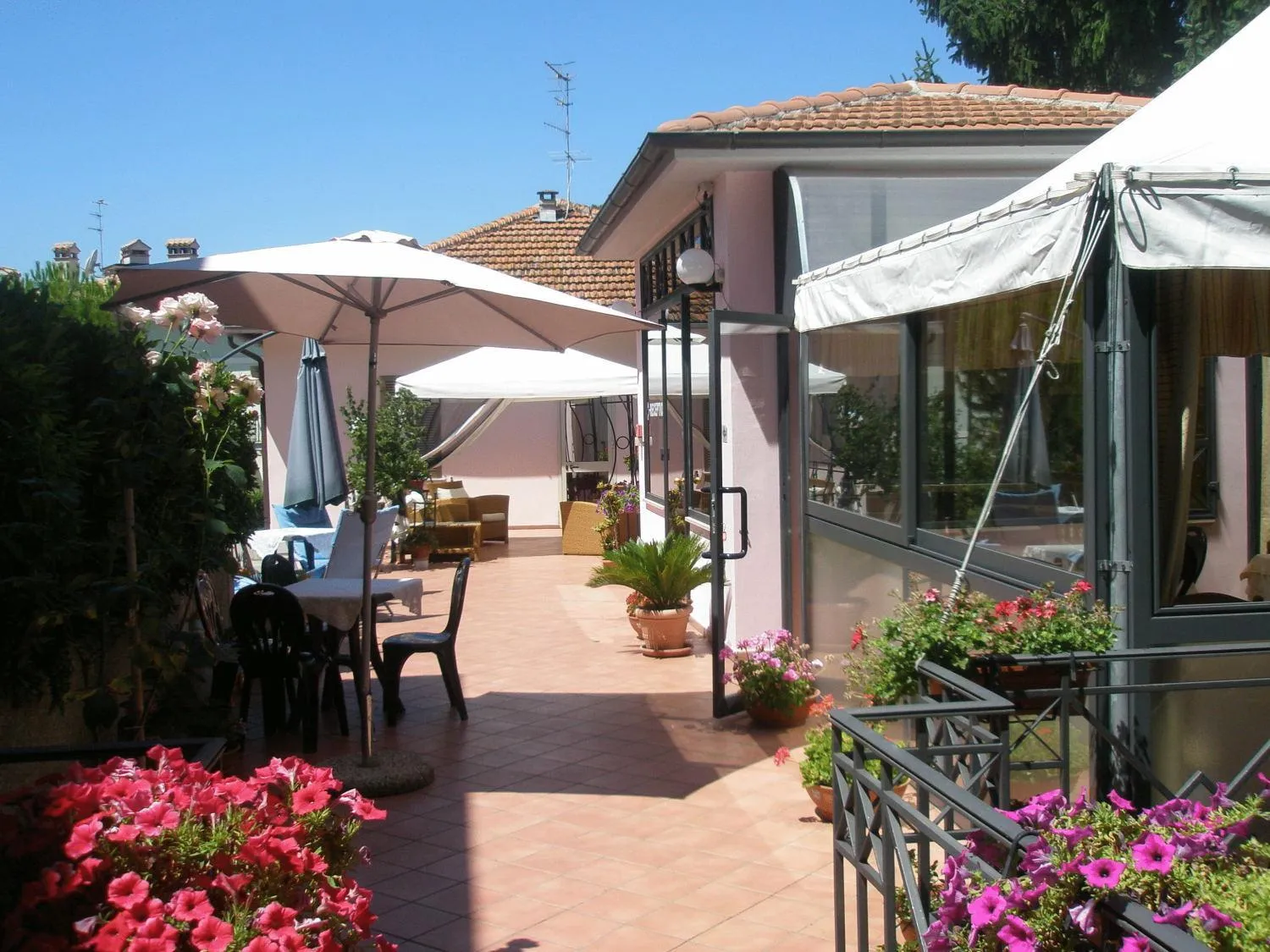 Patio in Hotel Athena