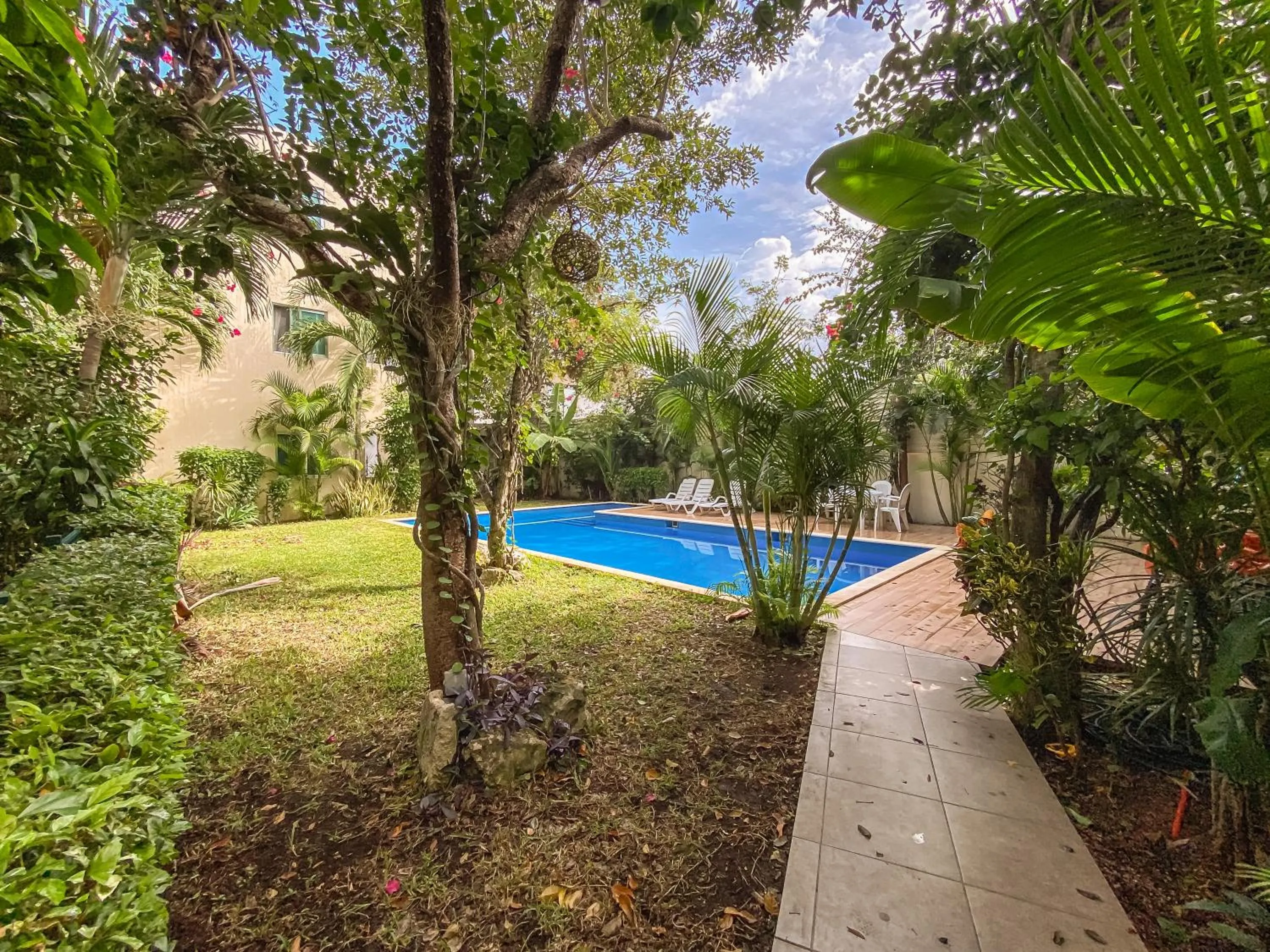 Swimming pool in Oceanblue by Andiani Travel
