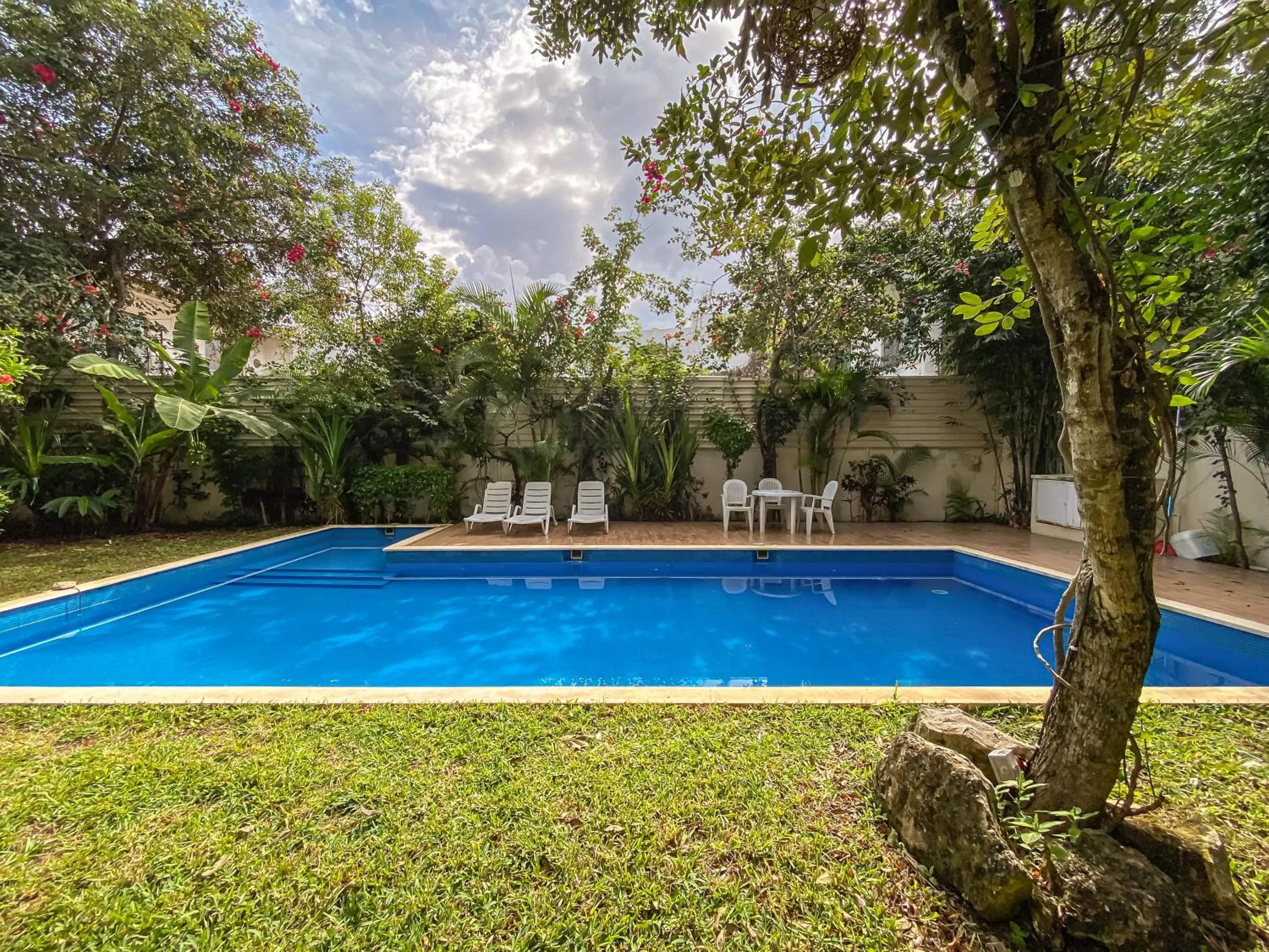 Swimming pool in Oceanblue by Andiani Travel