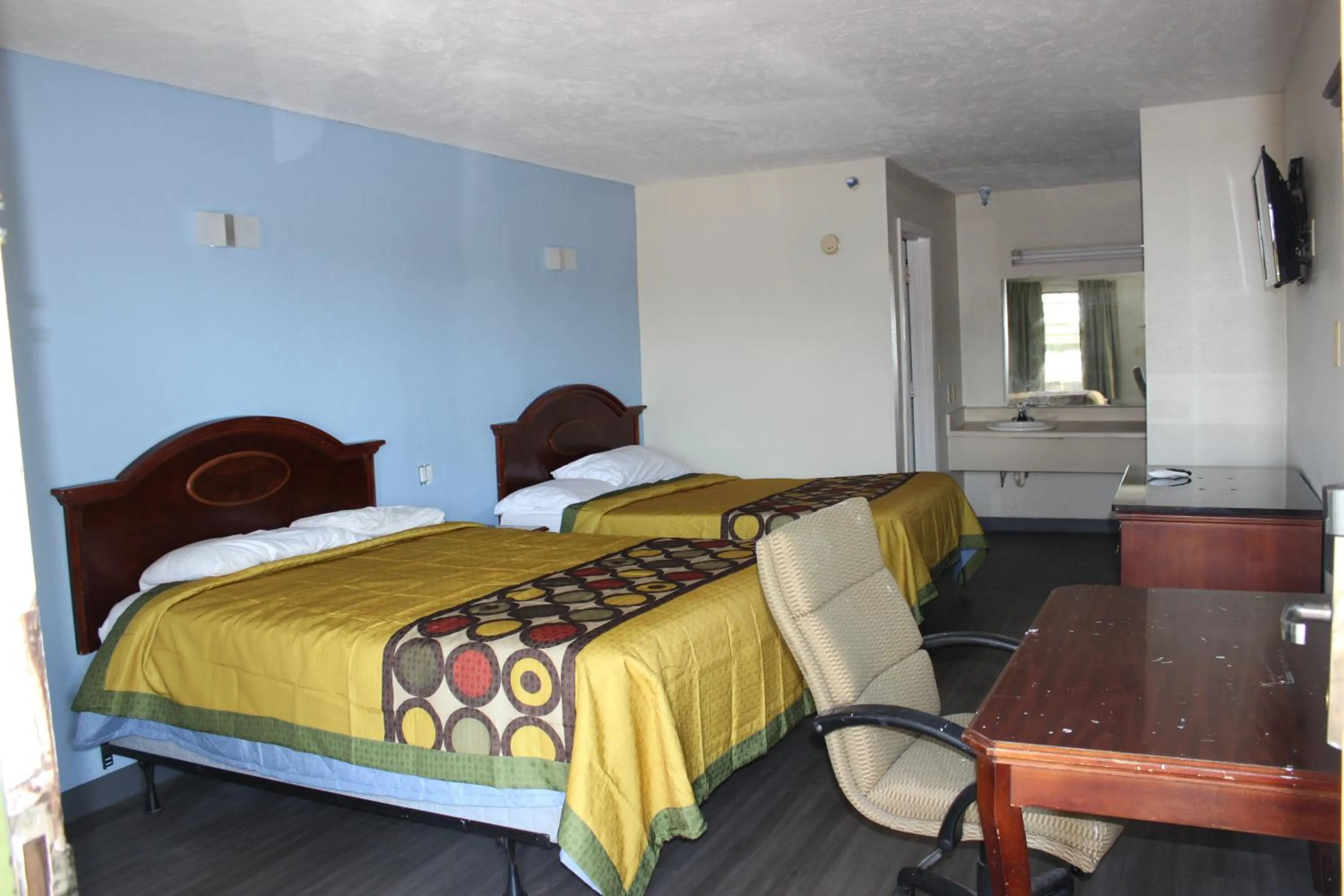 Bed in Relax Inn Canton