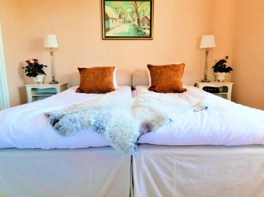 Property building, Bed in Farmors Lycka