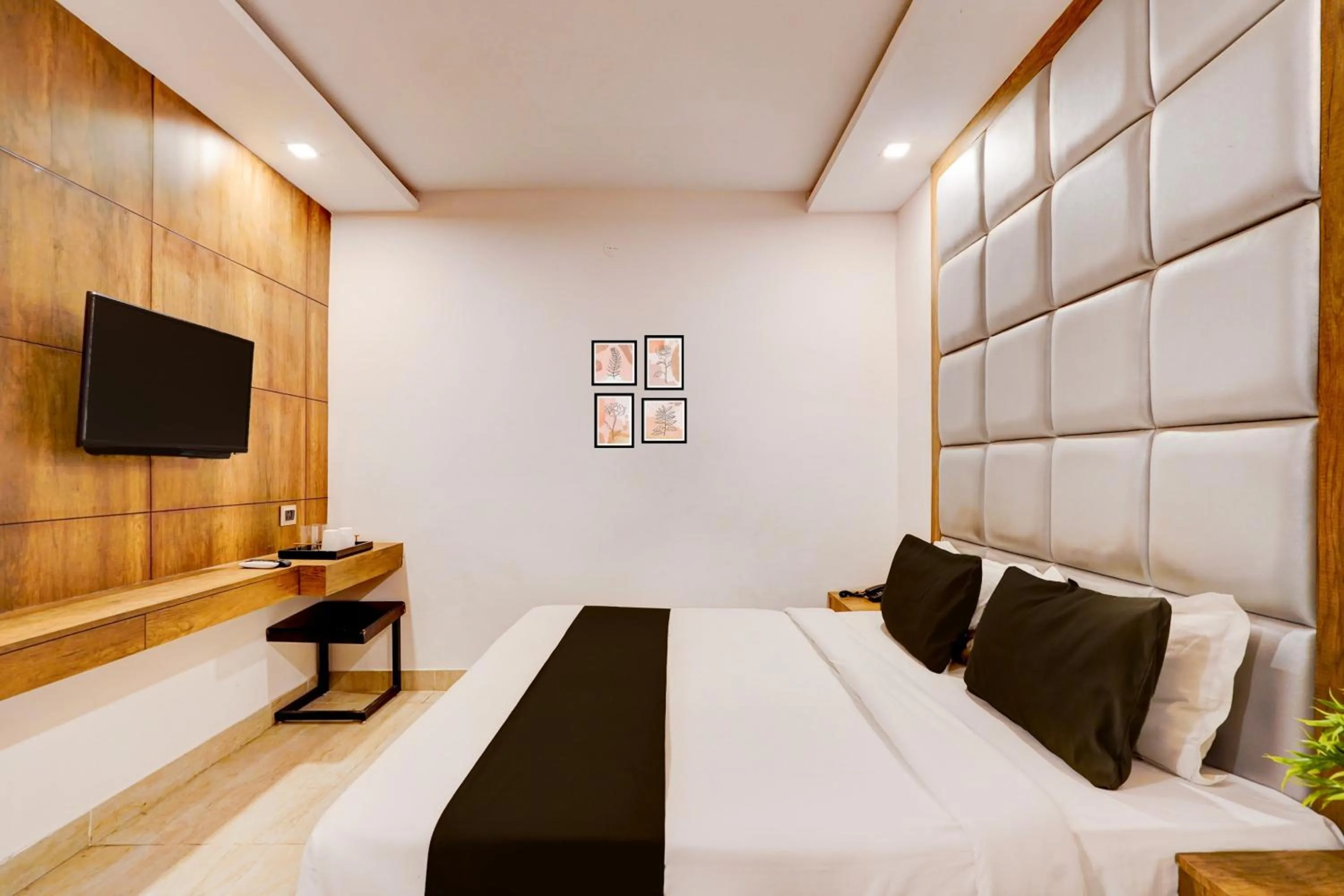 Bedroom, Bed in Hotel O Haridwar Near Shanti Kunj