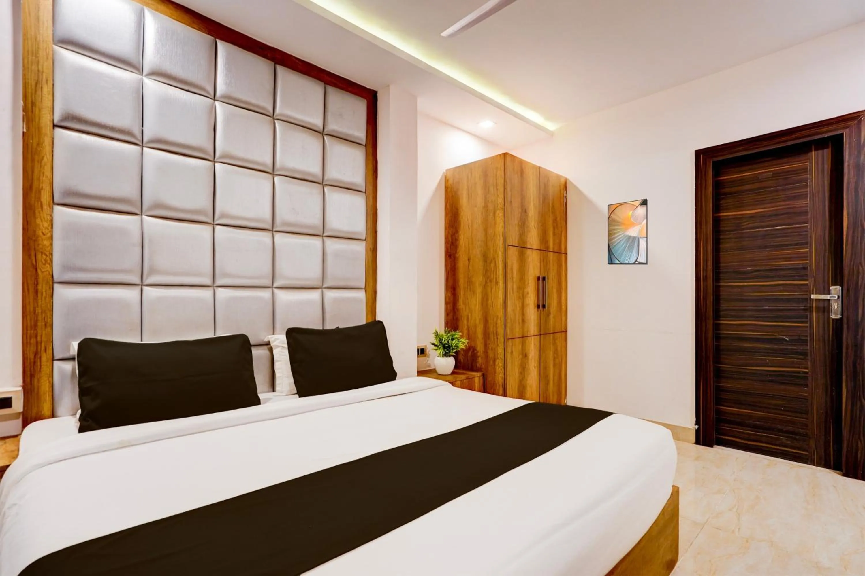 Bedroom, Bed in Hotel O Haridwar Near Shanti Kunj