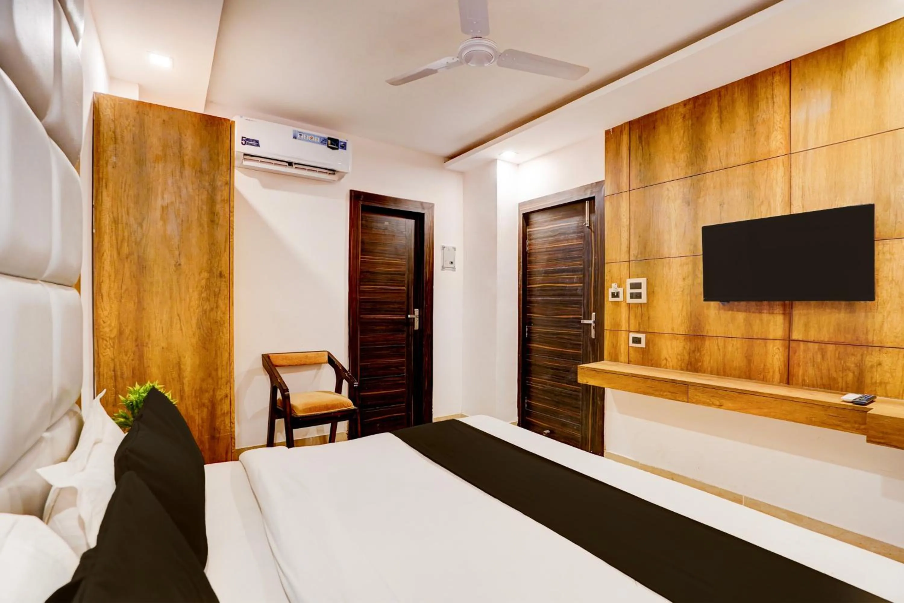 Bedroom, Bed in Hotel O Haridwar Near Shanti Kunj