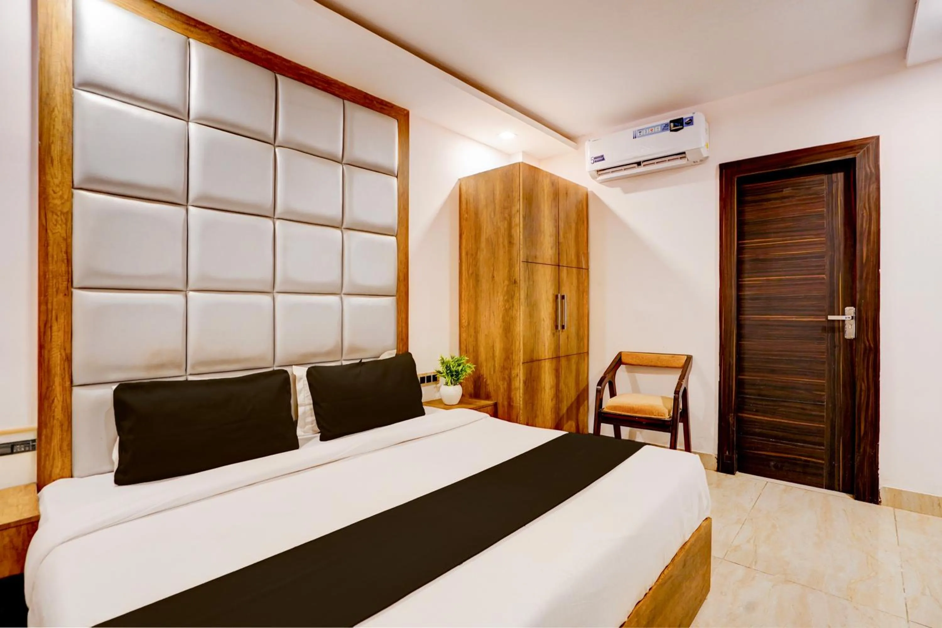 Photo of the whole room, Bed in Hotel O Haridwar Near Shanti Kunj