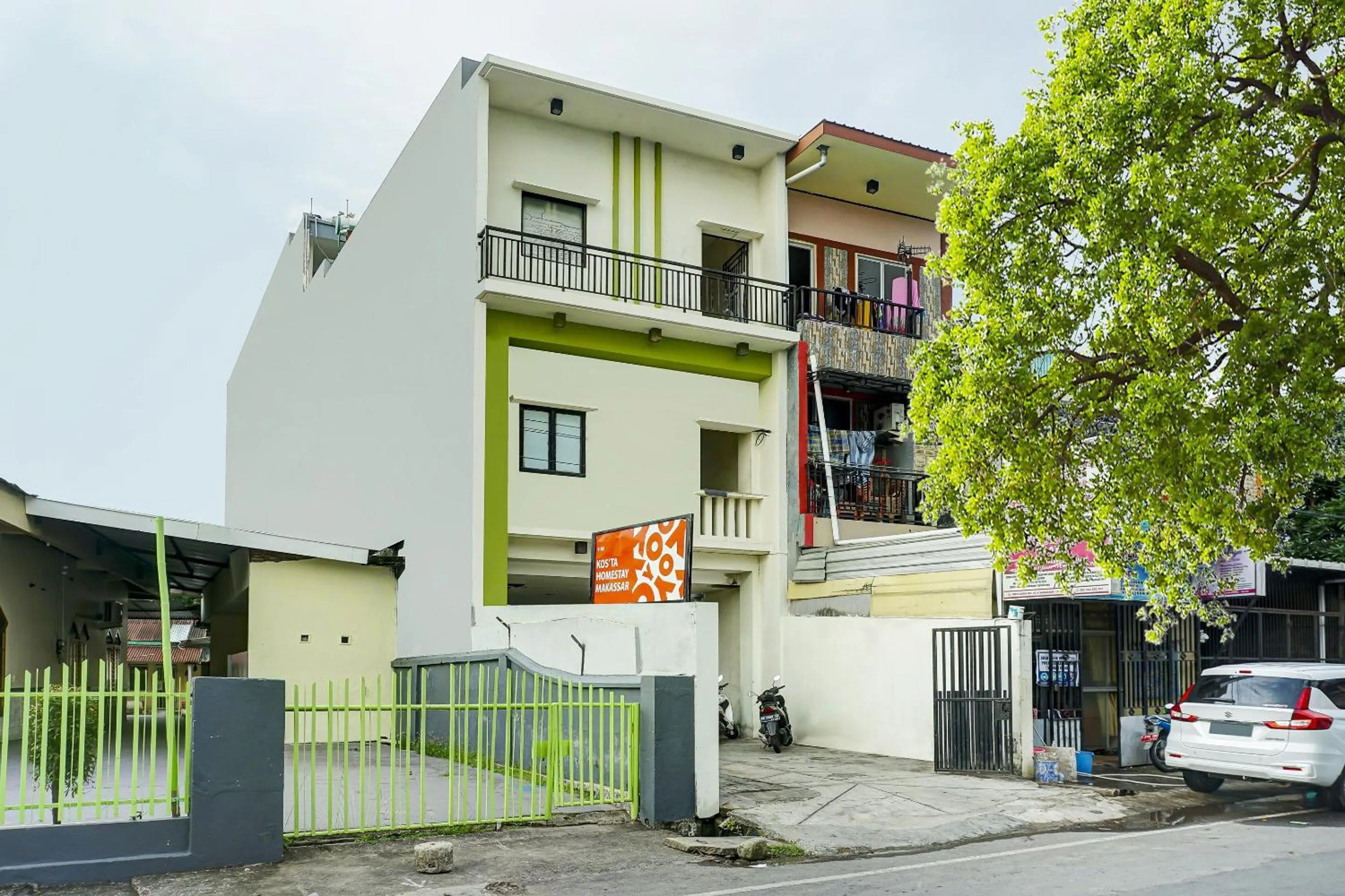 Facade/entrance in Hotel O Kos'ta Homestay Makassar