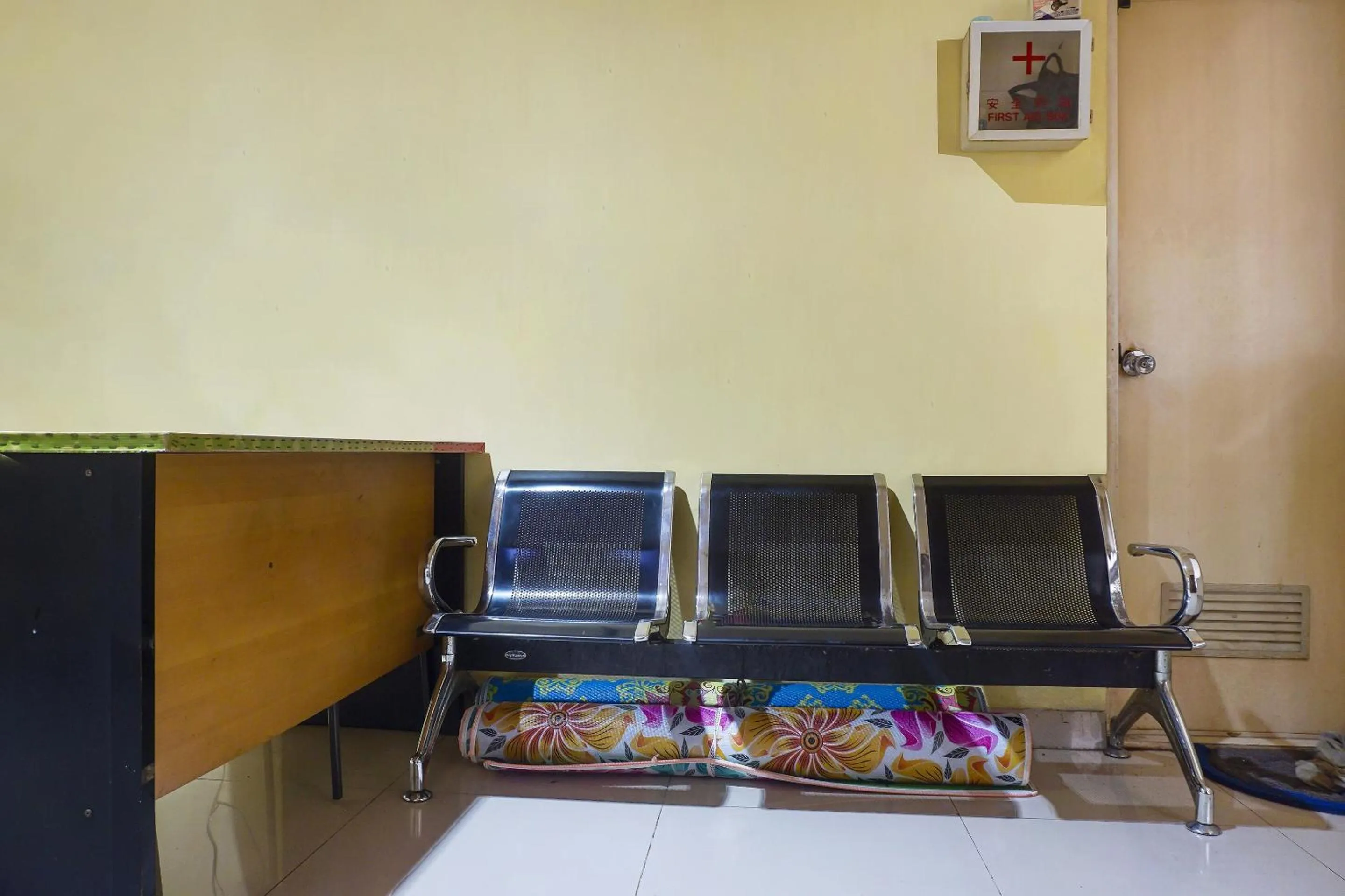 Lobby or reception in Hotel O Kos'ta Homestay Makassar