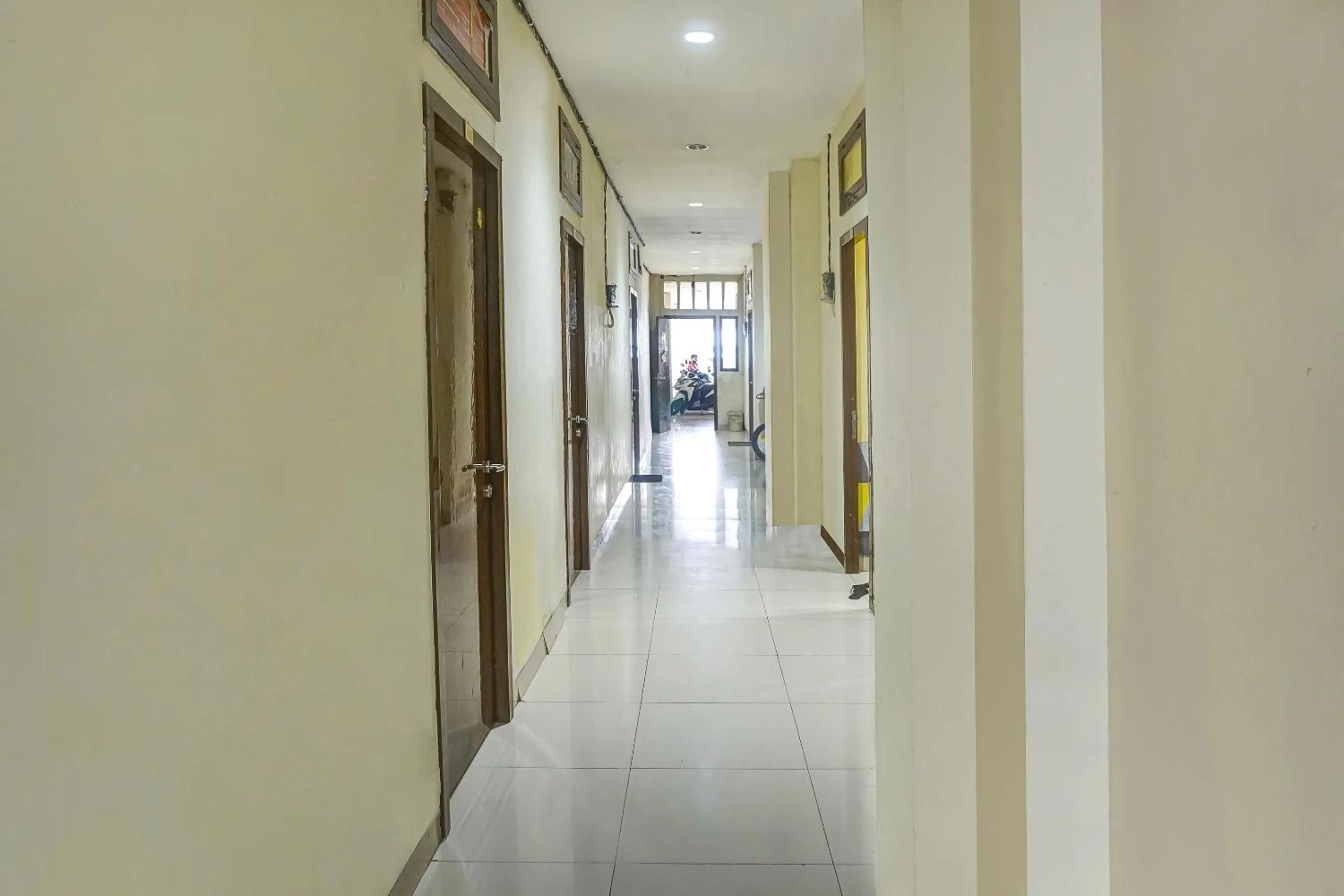 Lobby or reception in Hotel O Kos'ta Homestay Makassar