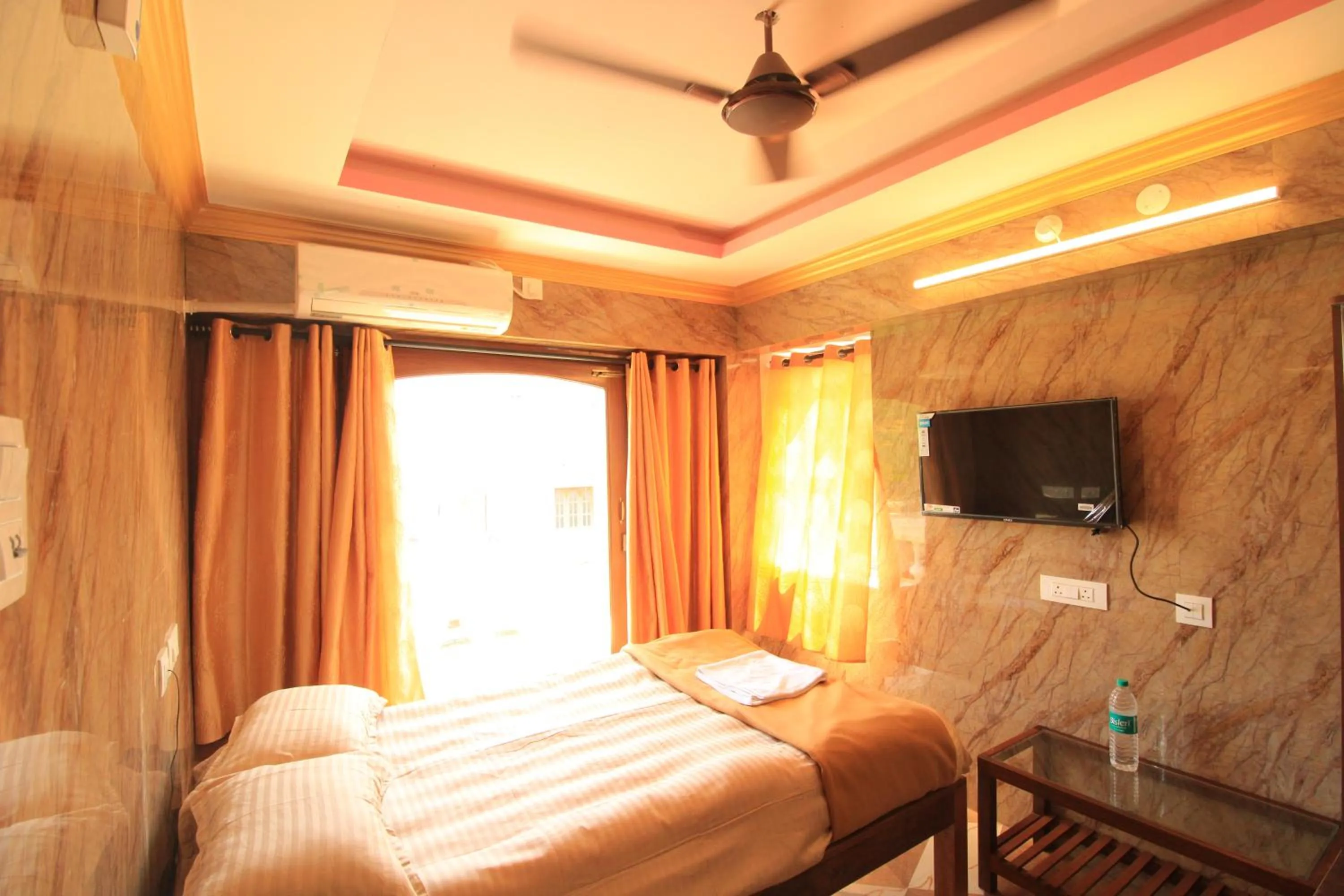 Bed in French Breeze Residency