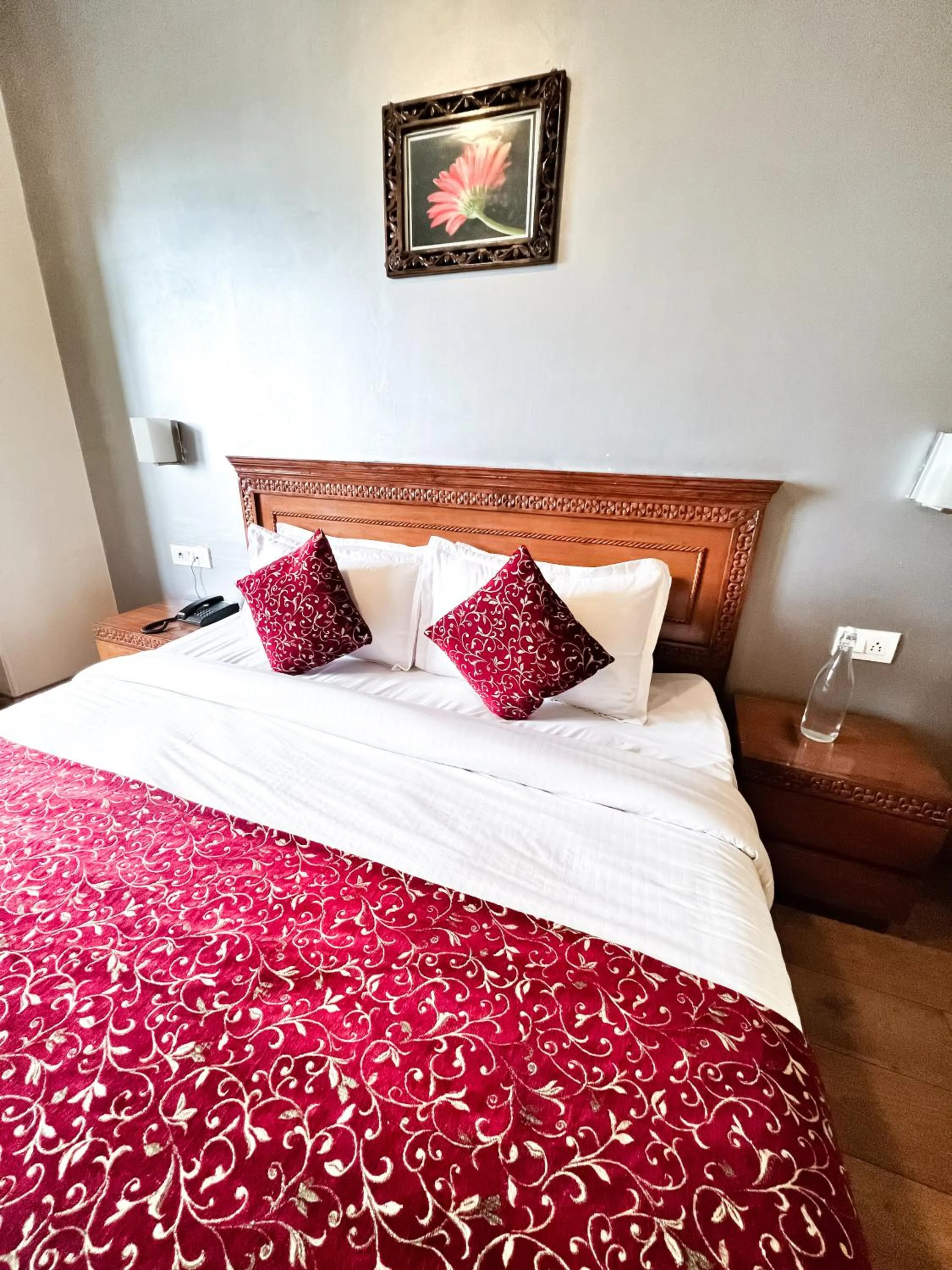 Bed in Wingait Inn - Hotel Near Mall Road