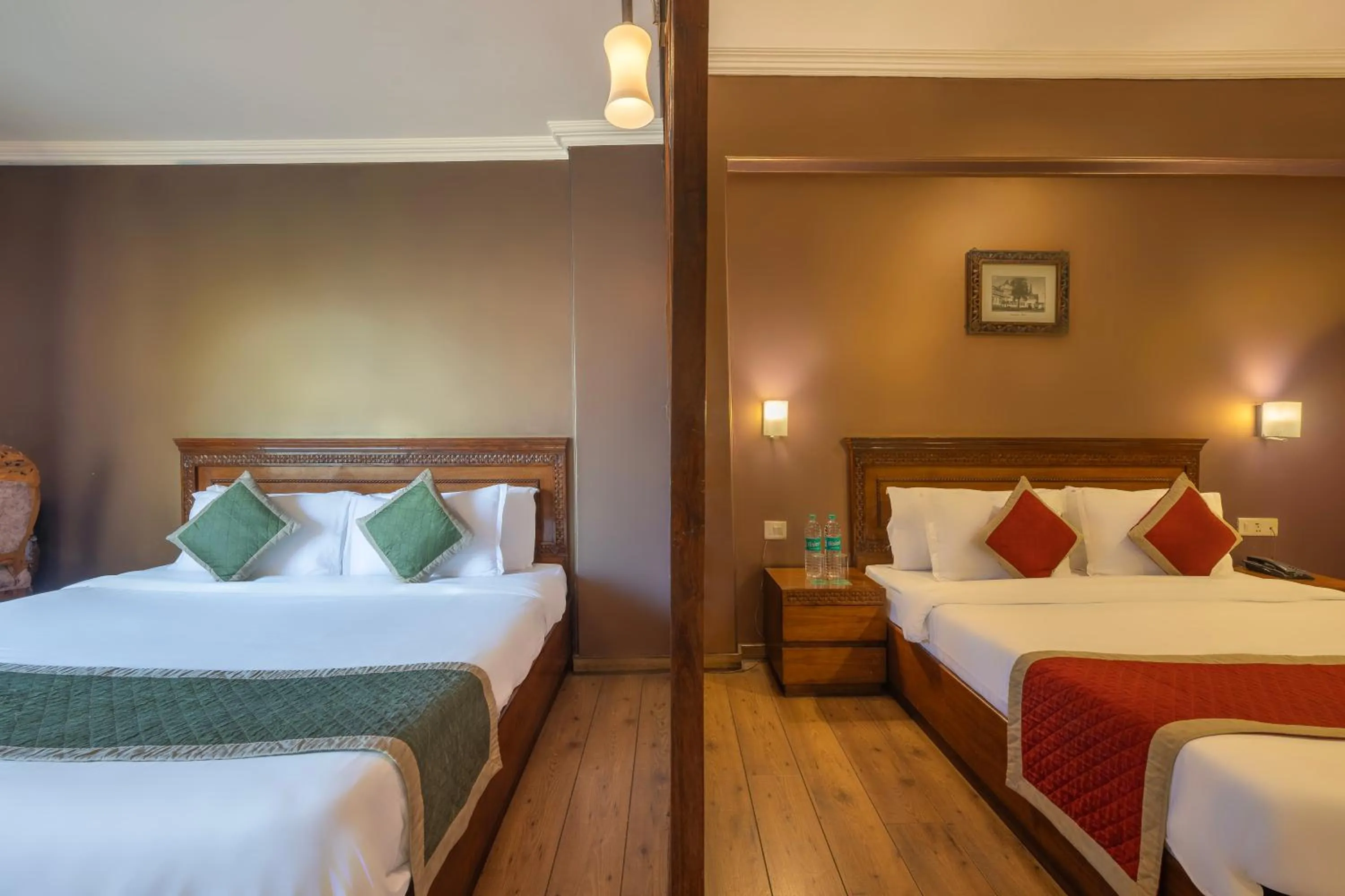 Bedroom, Bed in Wingait Inn - Hotel Near Mall Road