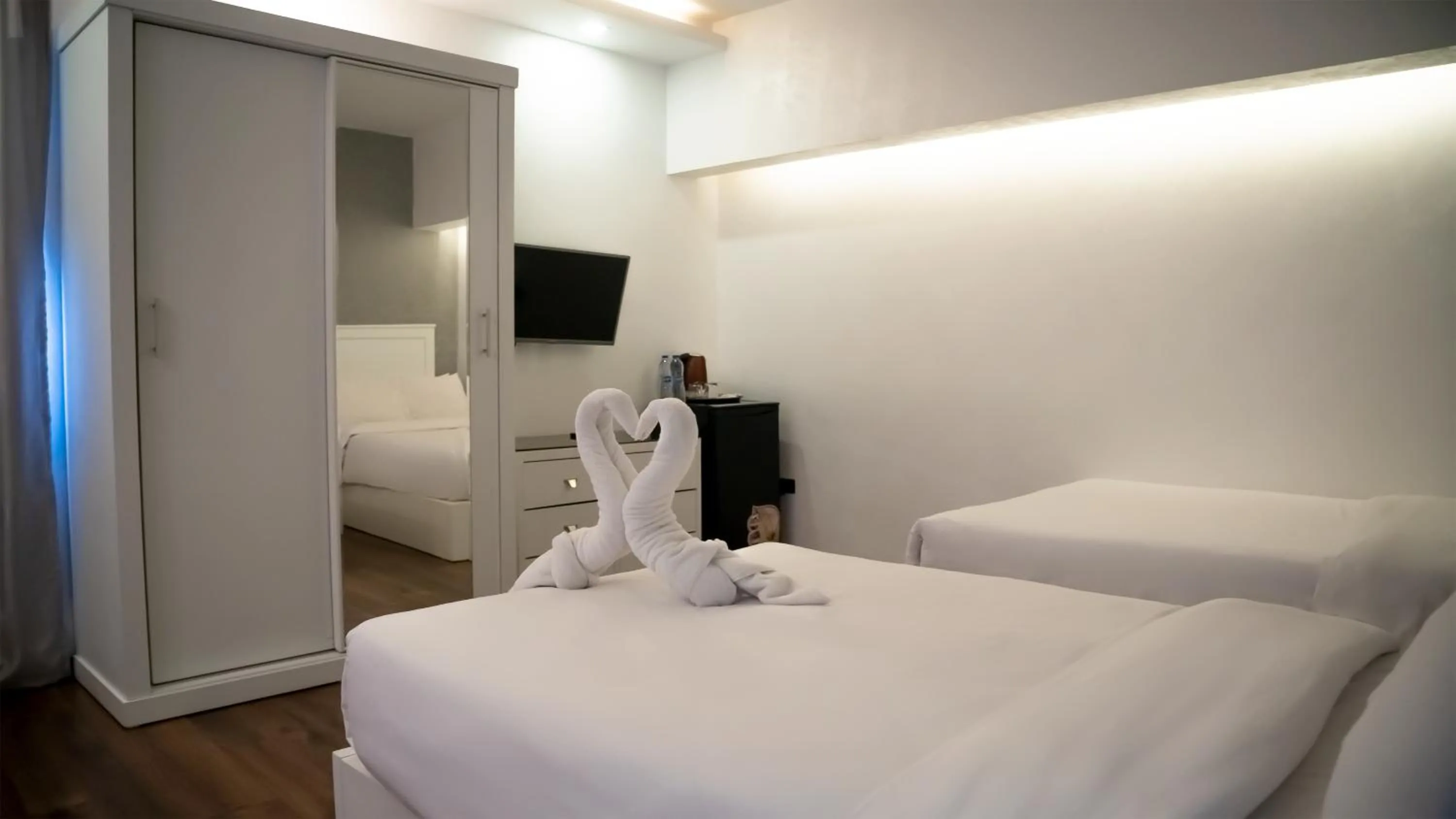 Photo of the whole room, Bed in Nile Villa Hotel