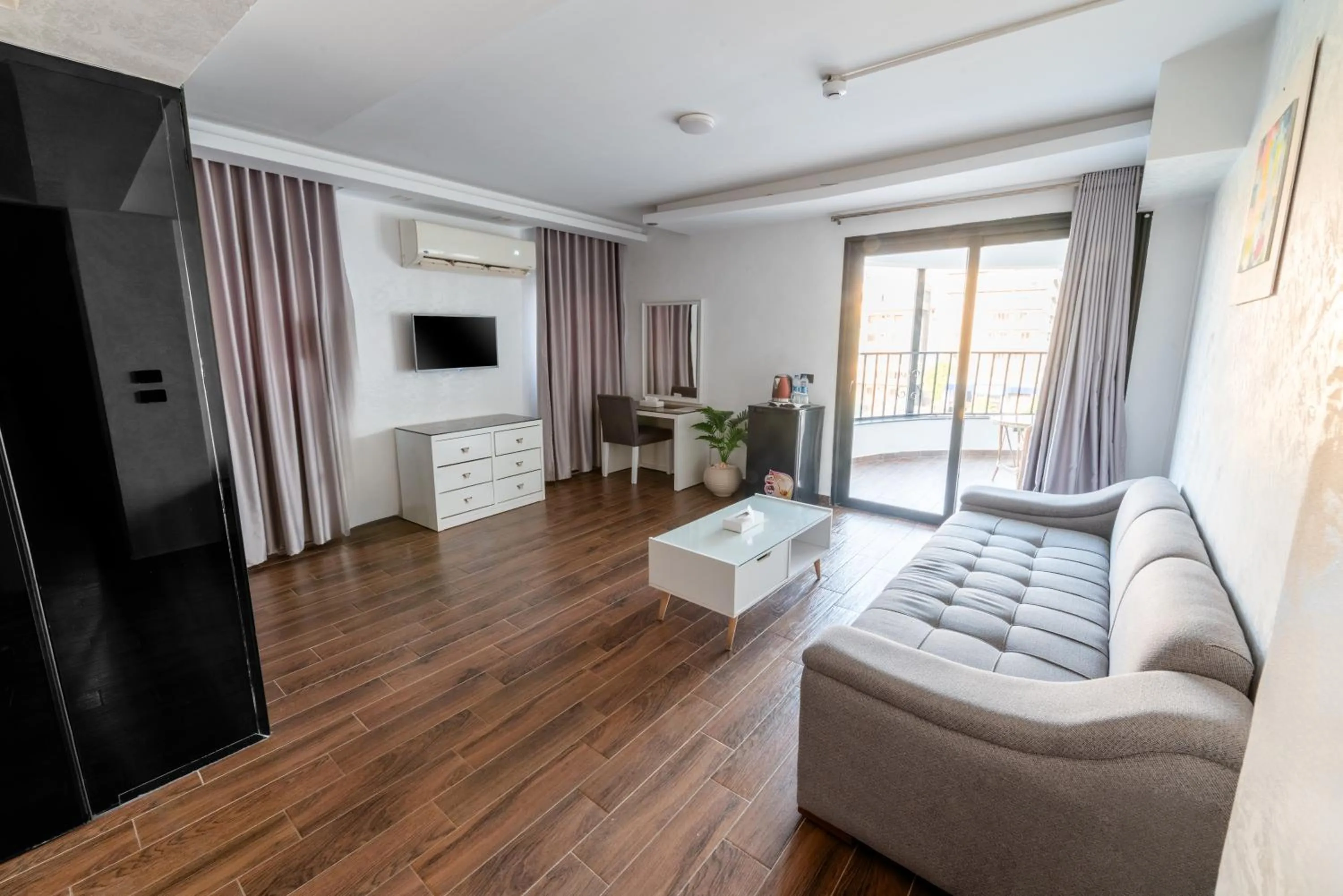 Communal lounge/ TV room in Nile Villa Hotel