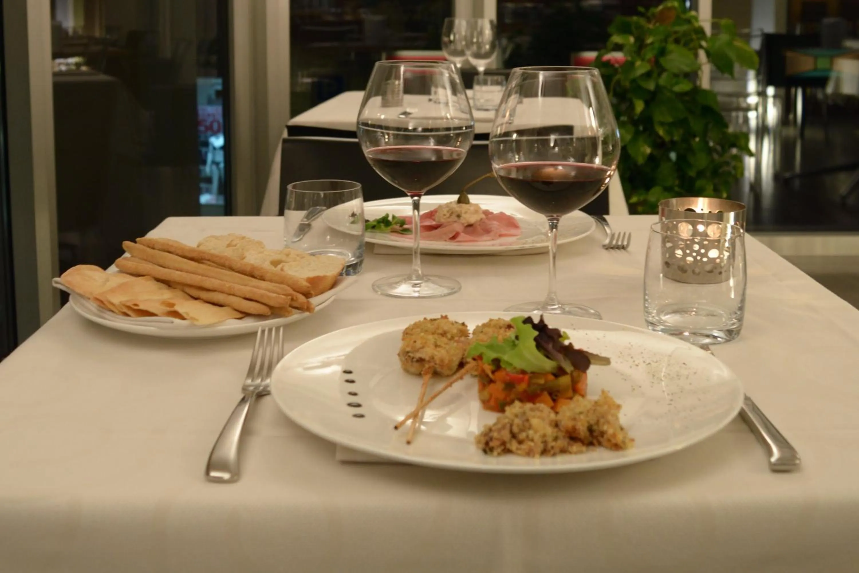 Restaurant/places to eat in Phi Hotel Palio