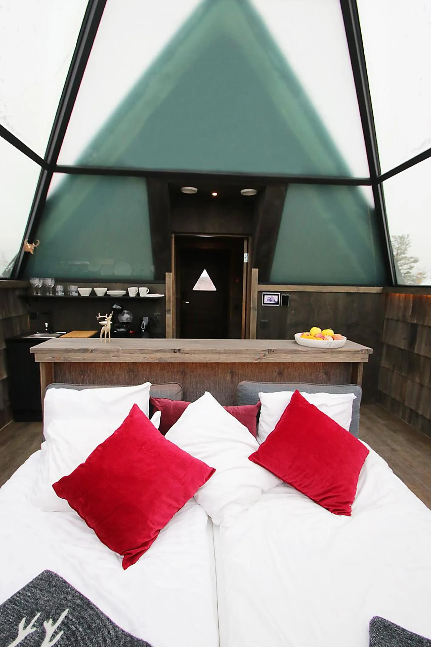 Bed in Aurora Pyramid Glass Igloos