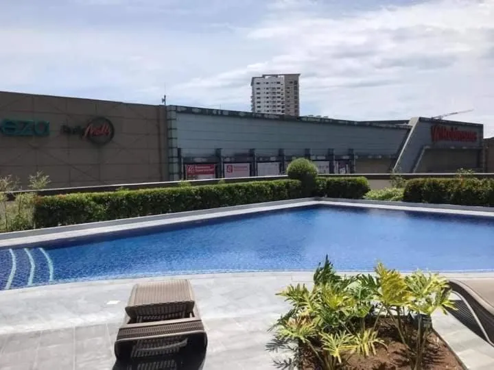 Swimming pool in AEON TOWERS STUDIO SUITE (by:skyspottravelcentra)