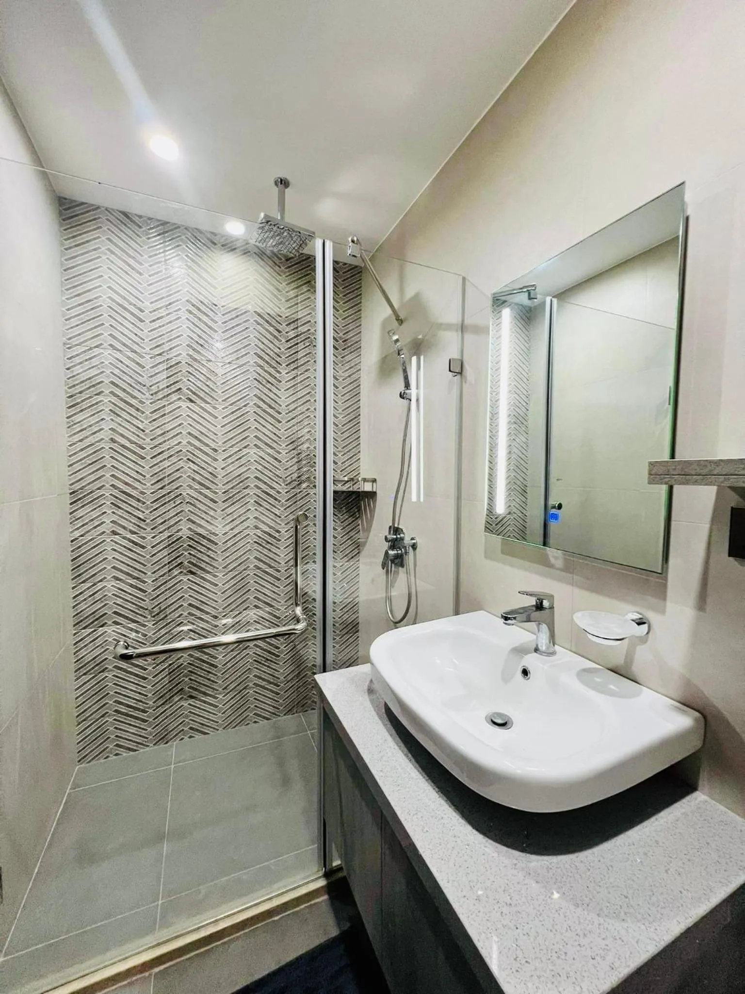 Bathroom in AEON TOWERS STUDIO SUITE (by:skyspottravelcentra)