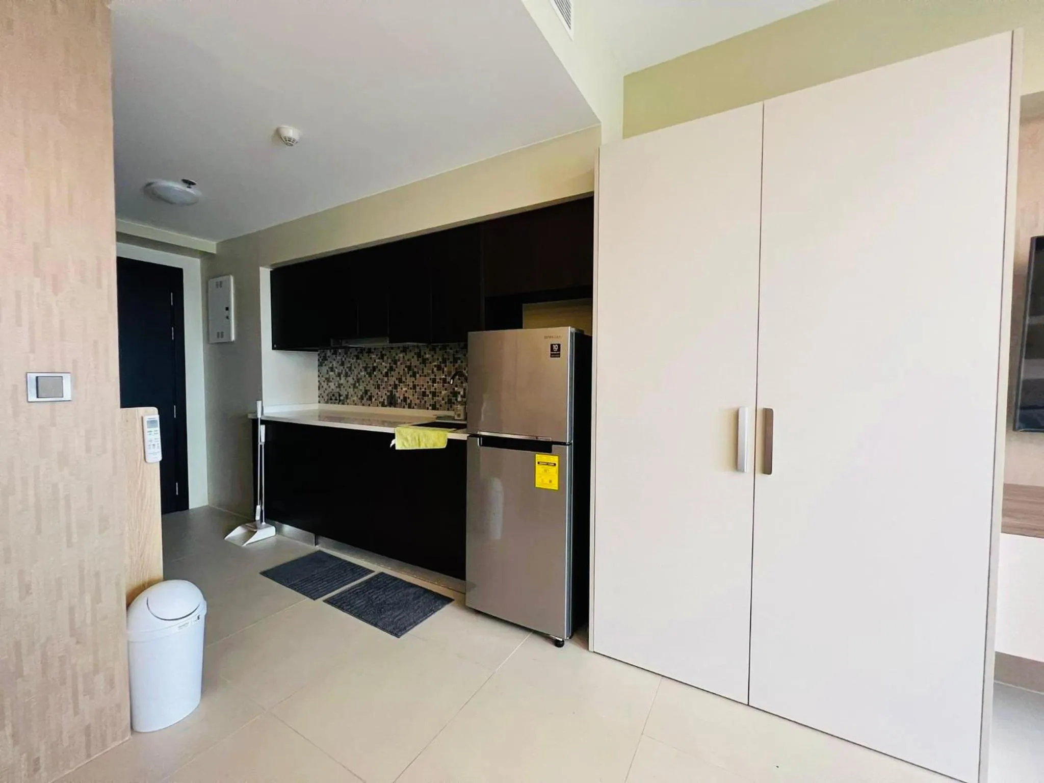 Kitchen or kitchenette in AEON TOWERS STUDIO SUITE (by:skyspottravelcentra)