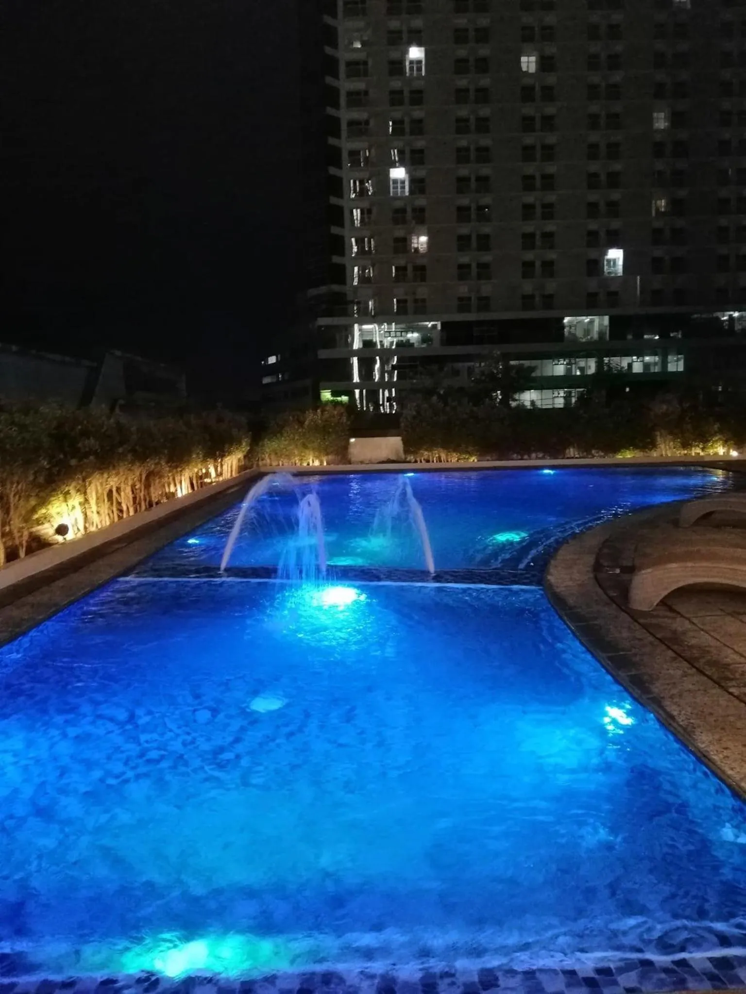 Swimming pool in AEON TOWERS STUDIO SUITE (by:skyspottravelcentra)