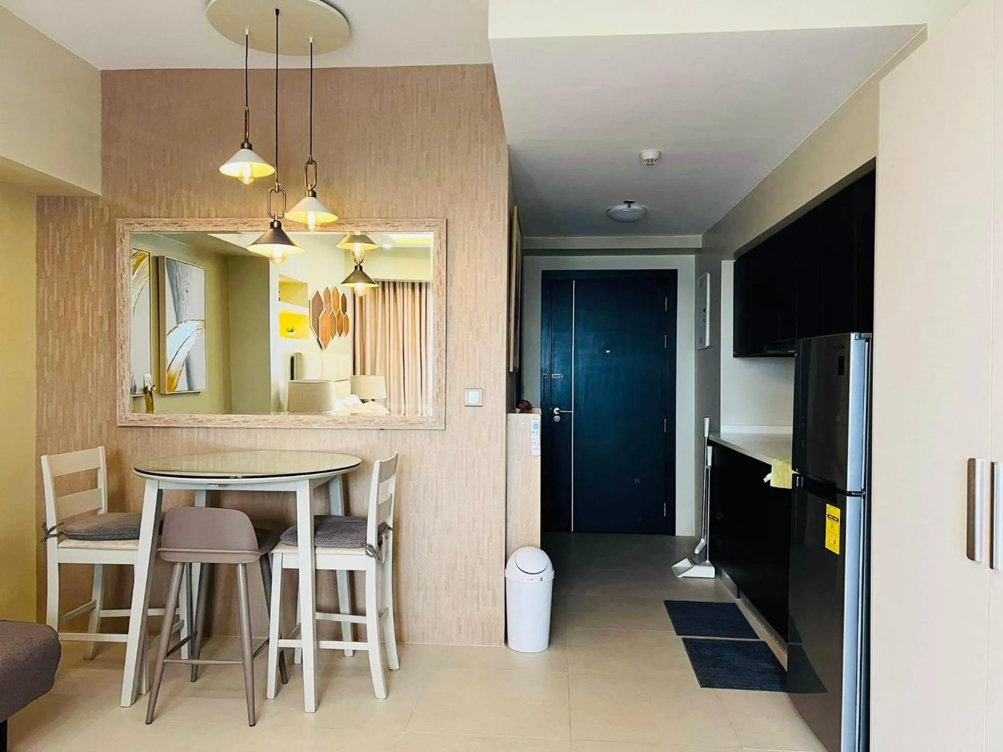 Dining area in AEON TOWERS STUDIO SUITE (by:skyspottravelcentra)