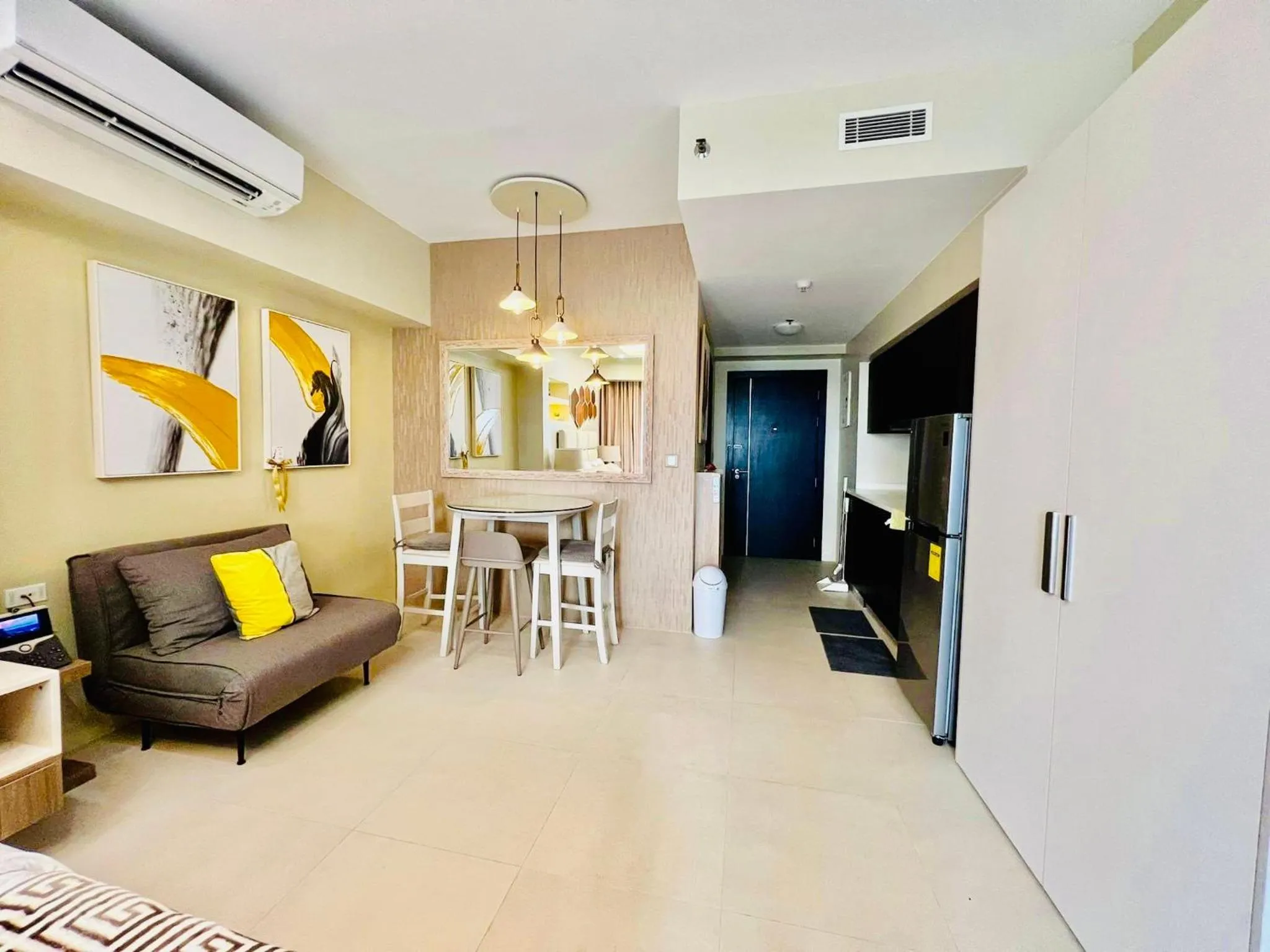 Seating area in AEON TOWERS STUDIO SUITE (by:skyspottravelcentra)