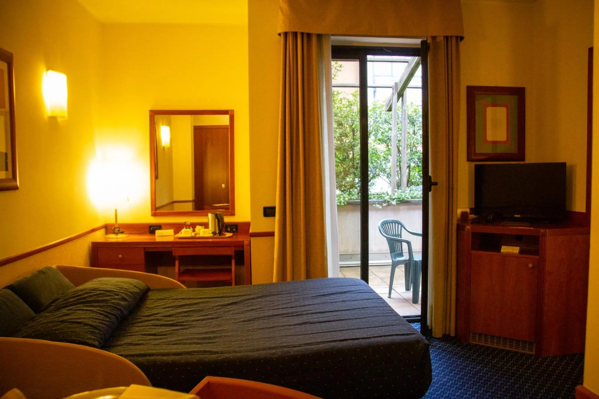 Communal lounge/ TV room, Bed in Pacific Hotel Fortino