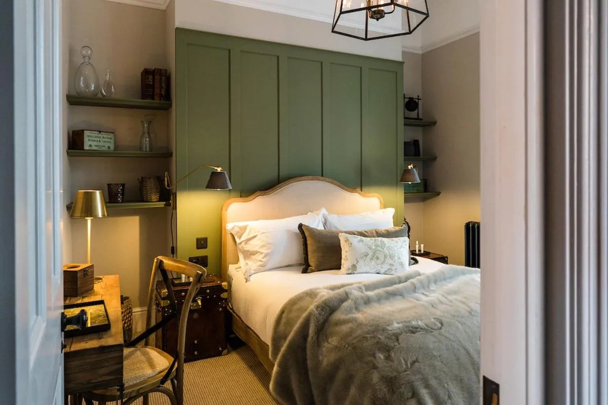 Bedroom, Bed in Regency House