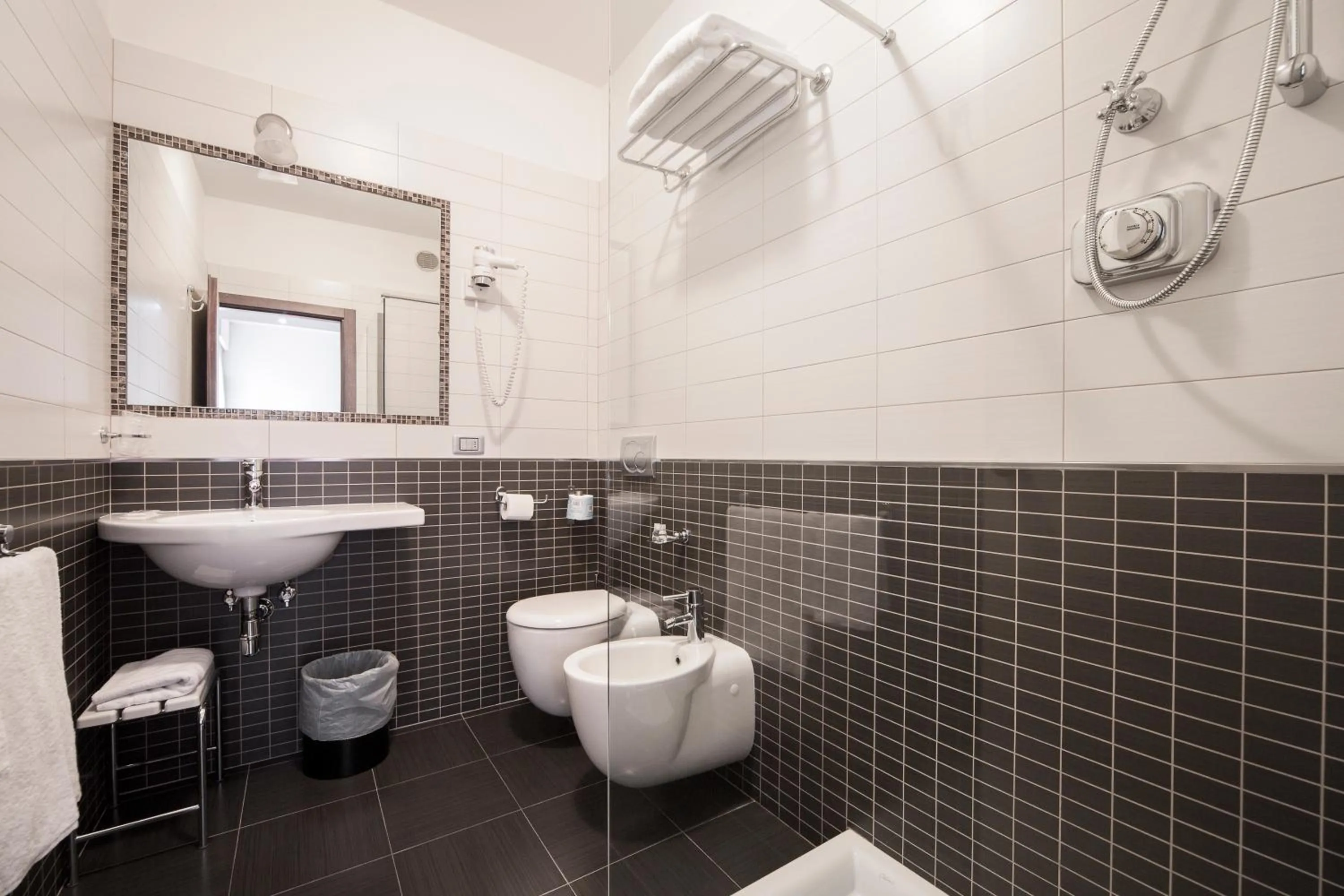 Shower in Hotel Alan