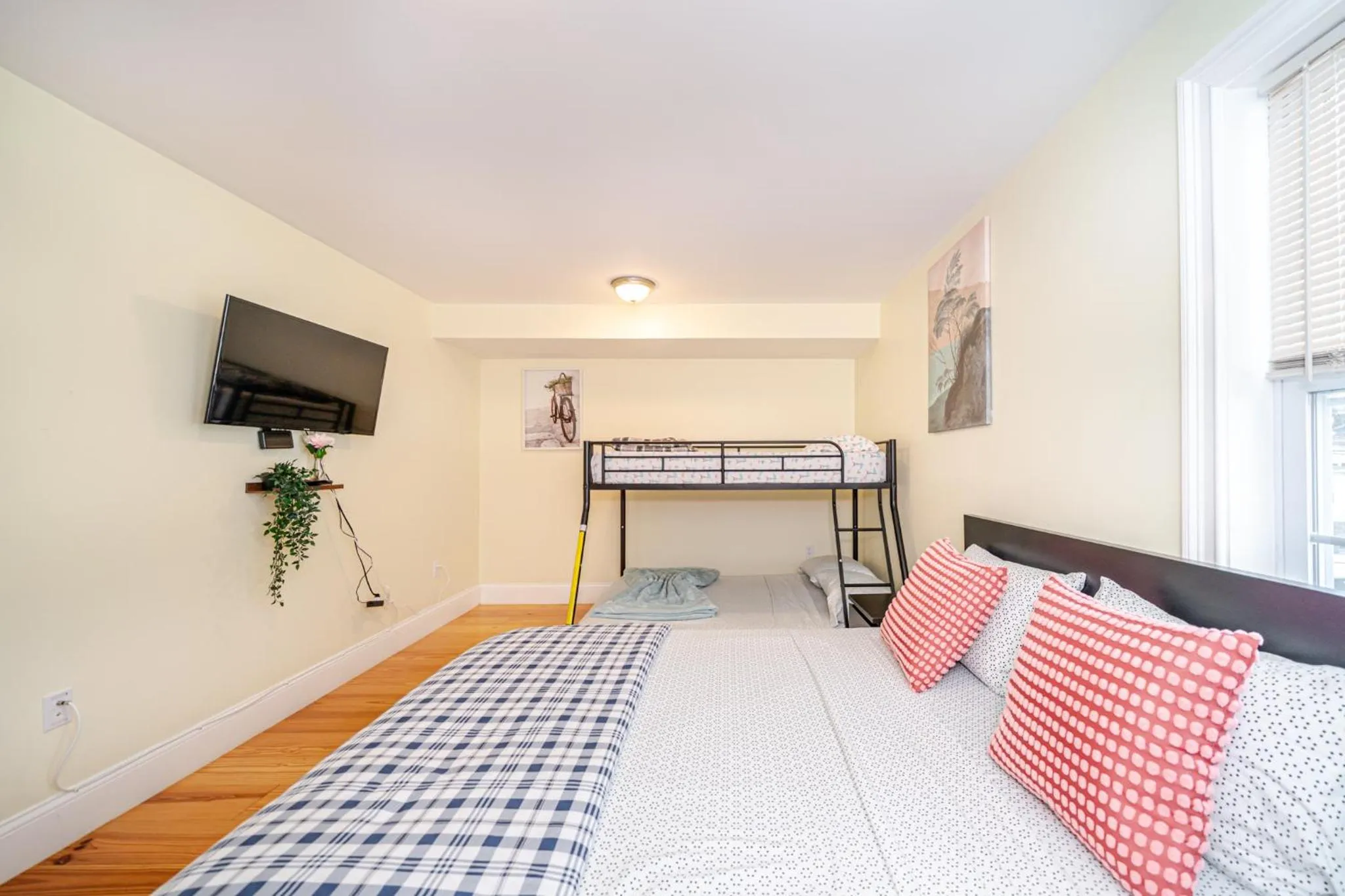 Bed in 39 - 3BR Quincy - Stunning Townhouse near Adams