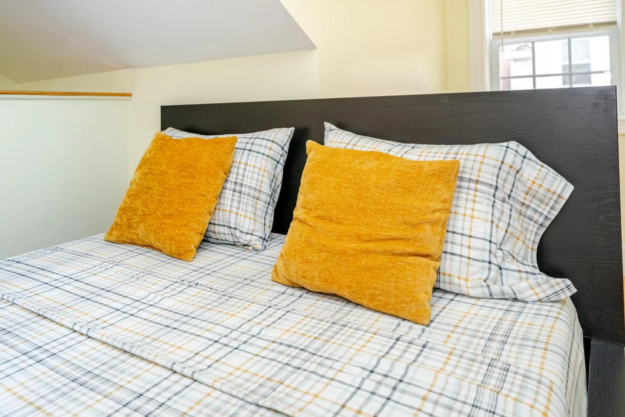 Bed in 39 - 3BR Quincy - Stunning Townhouse near Adams