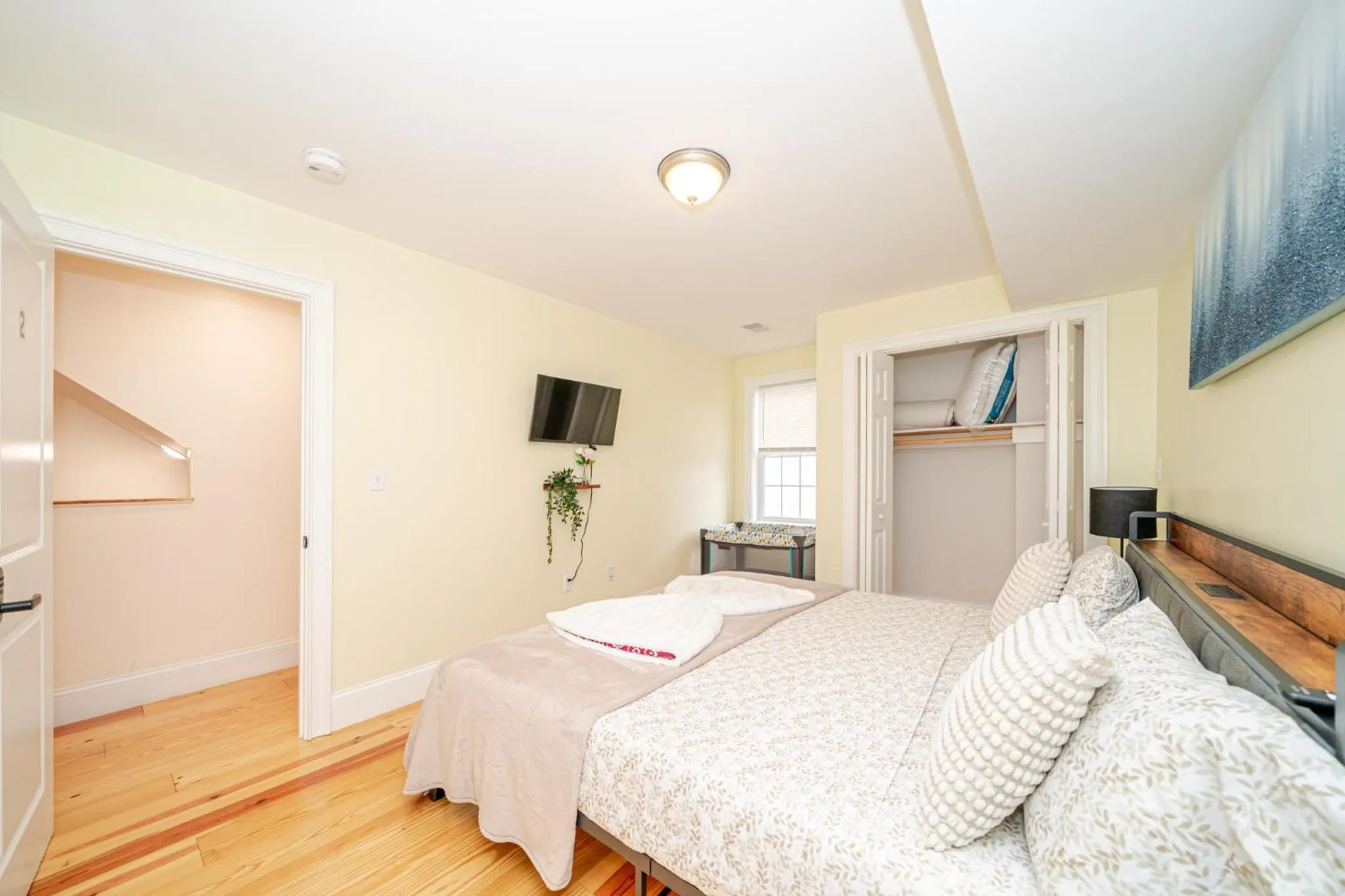 Bed in 39 - 3BR Quincy - Stunning Townhouse near Adams