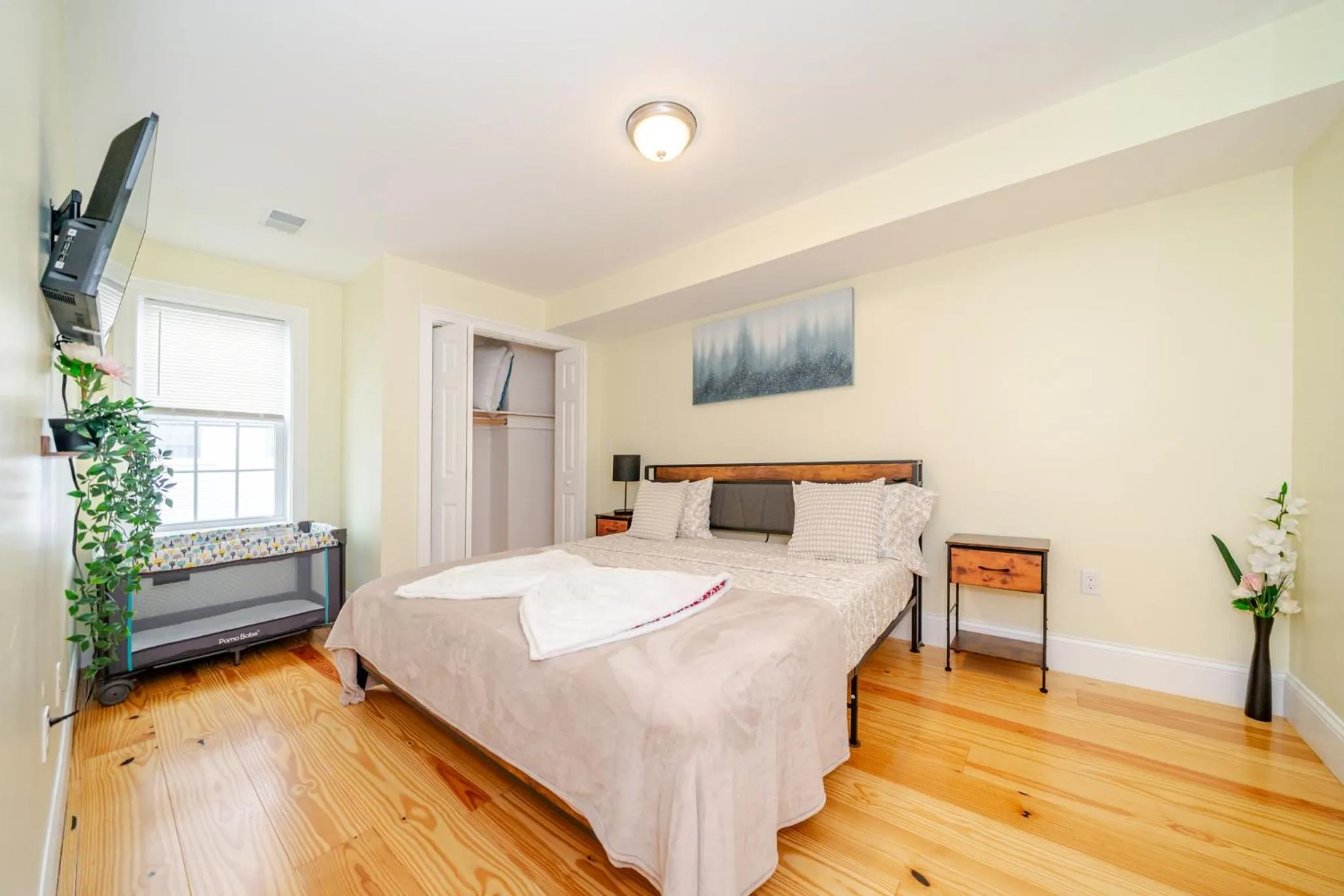 Bed in 39 - 3BR Quincy - Stunning Townhouse near Adams