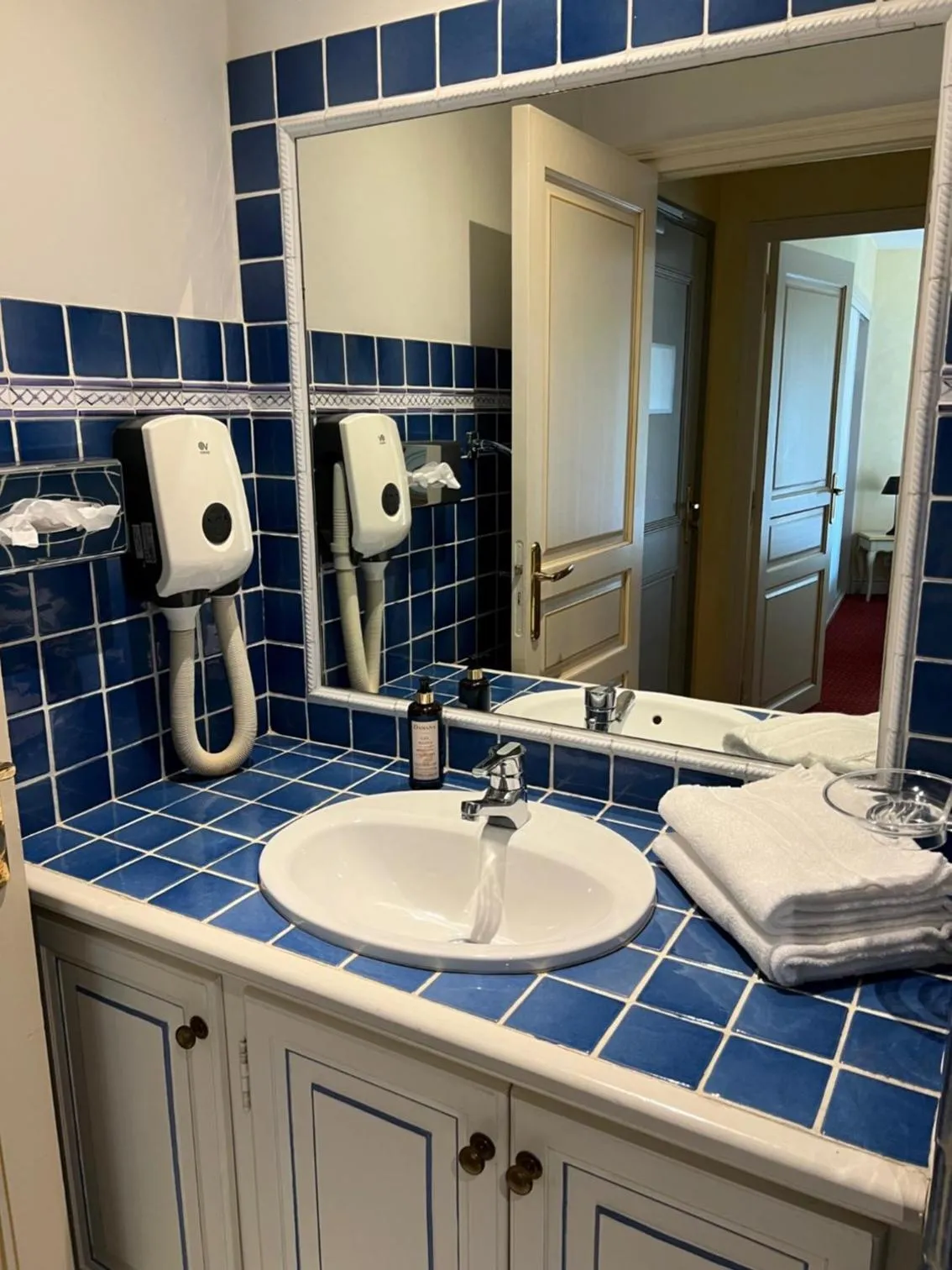 Shower in Hôtel l'Arena