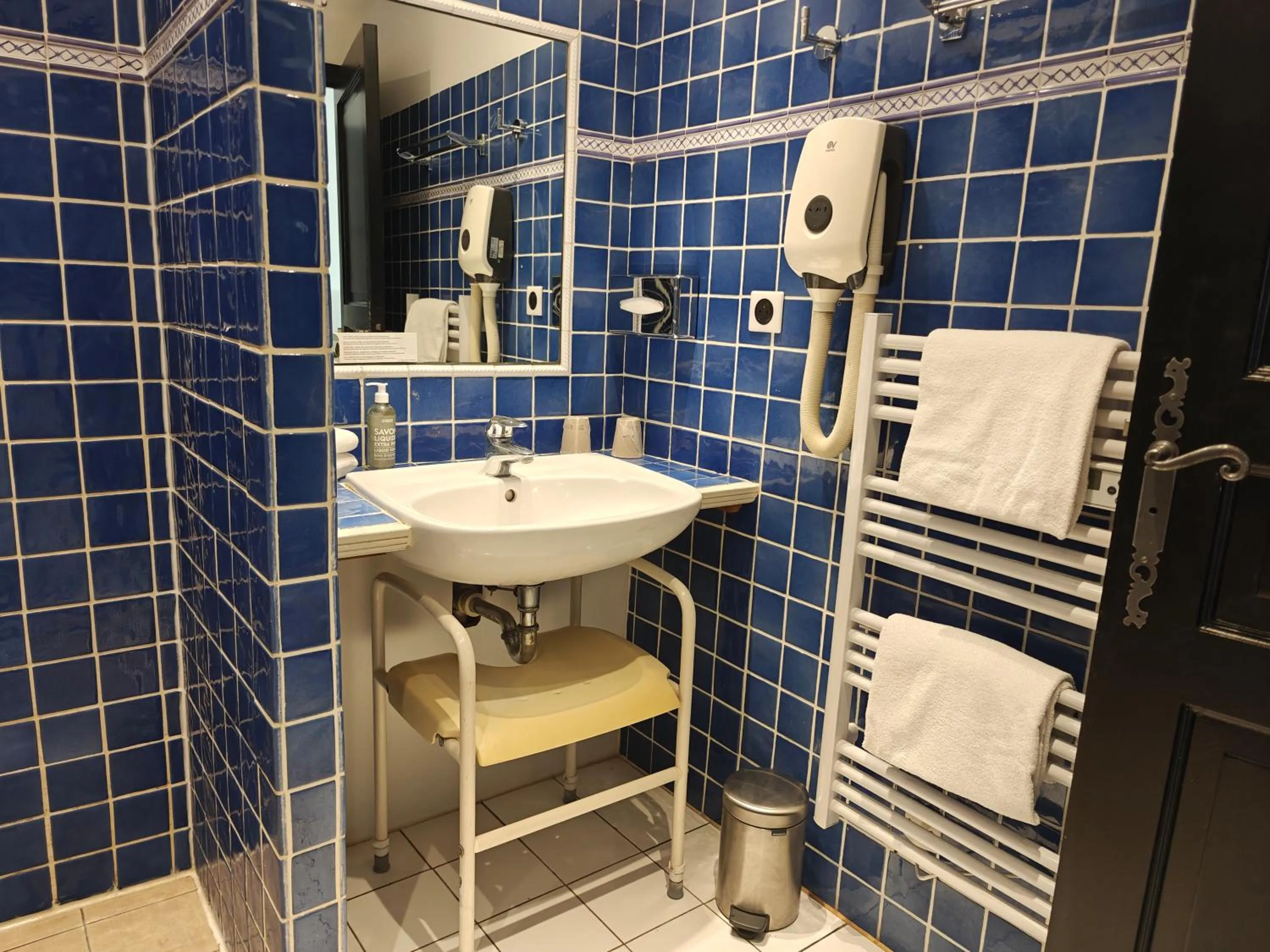 Shower in Hôtel l'Arena