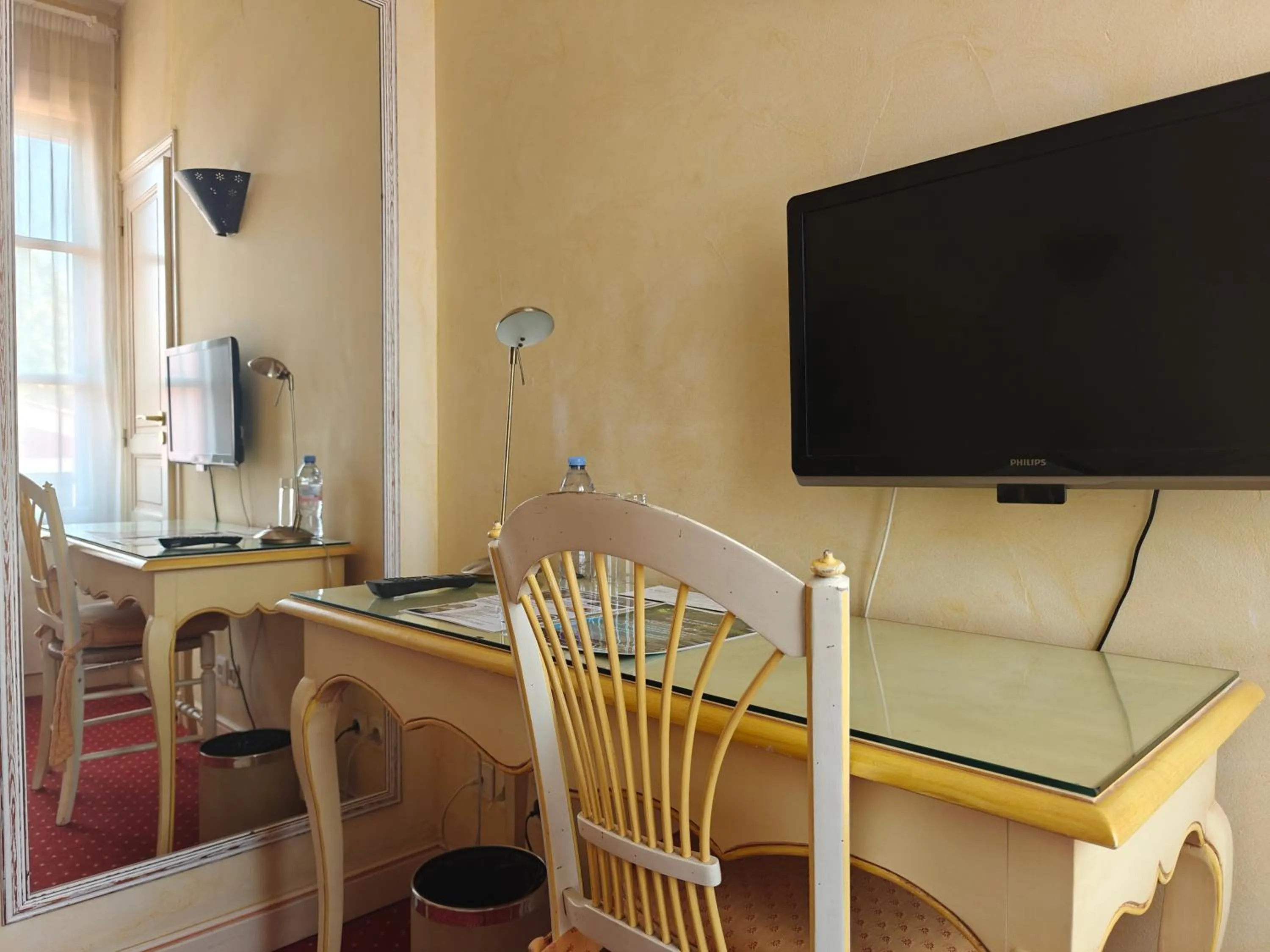 Communal lounge/ TV room in Hôtel l'Arena