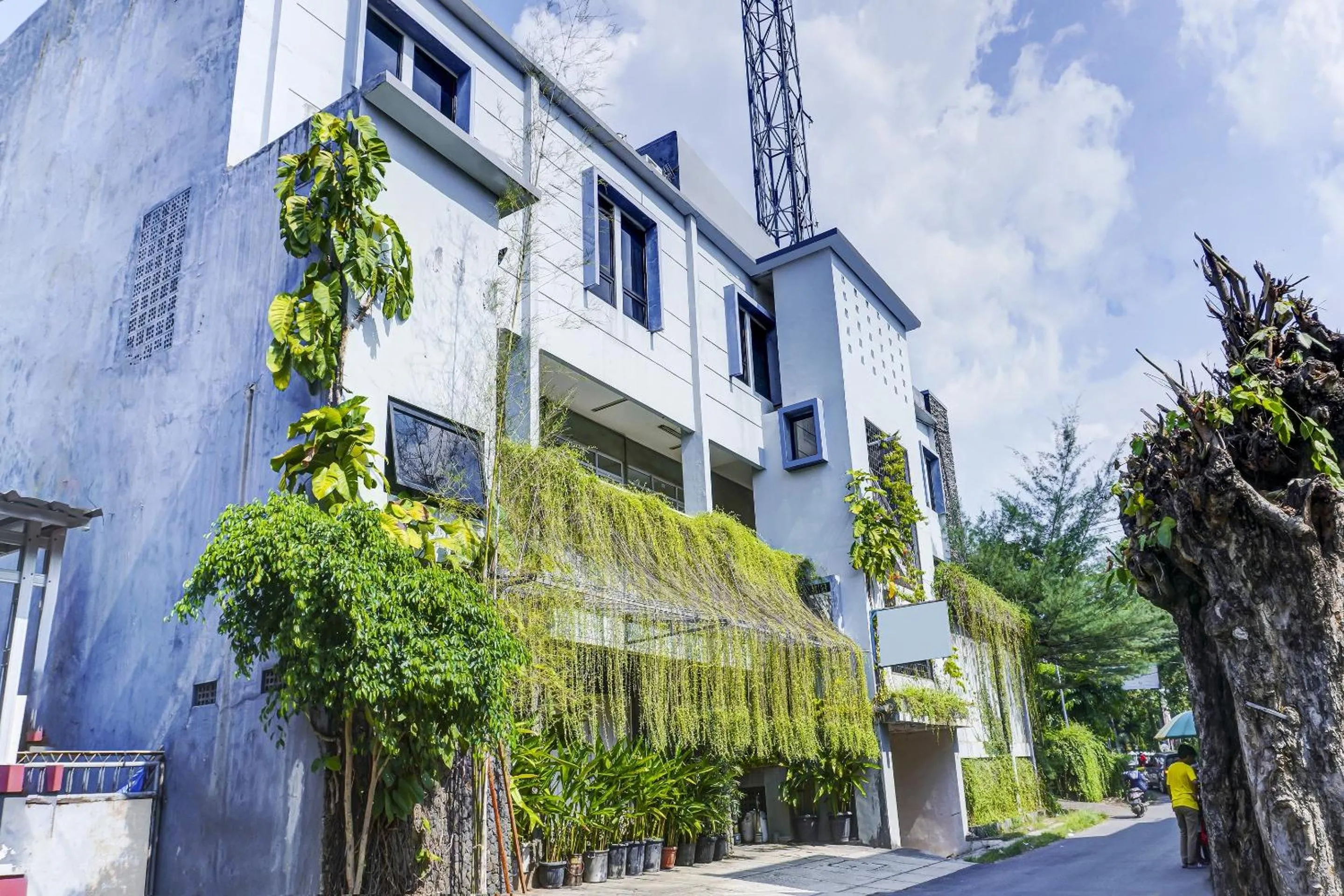 Facade/entrance in OYO Life 91205 Rindang Guesthouse Syariah