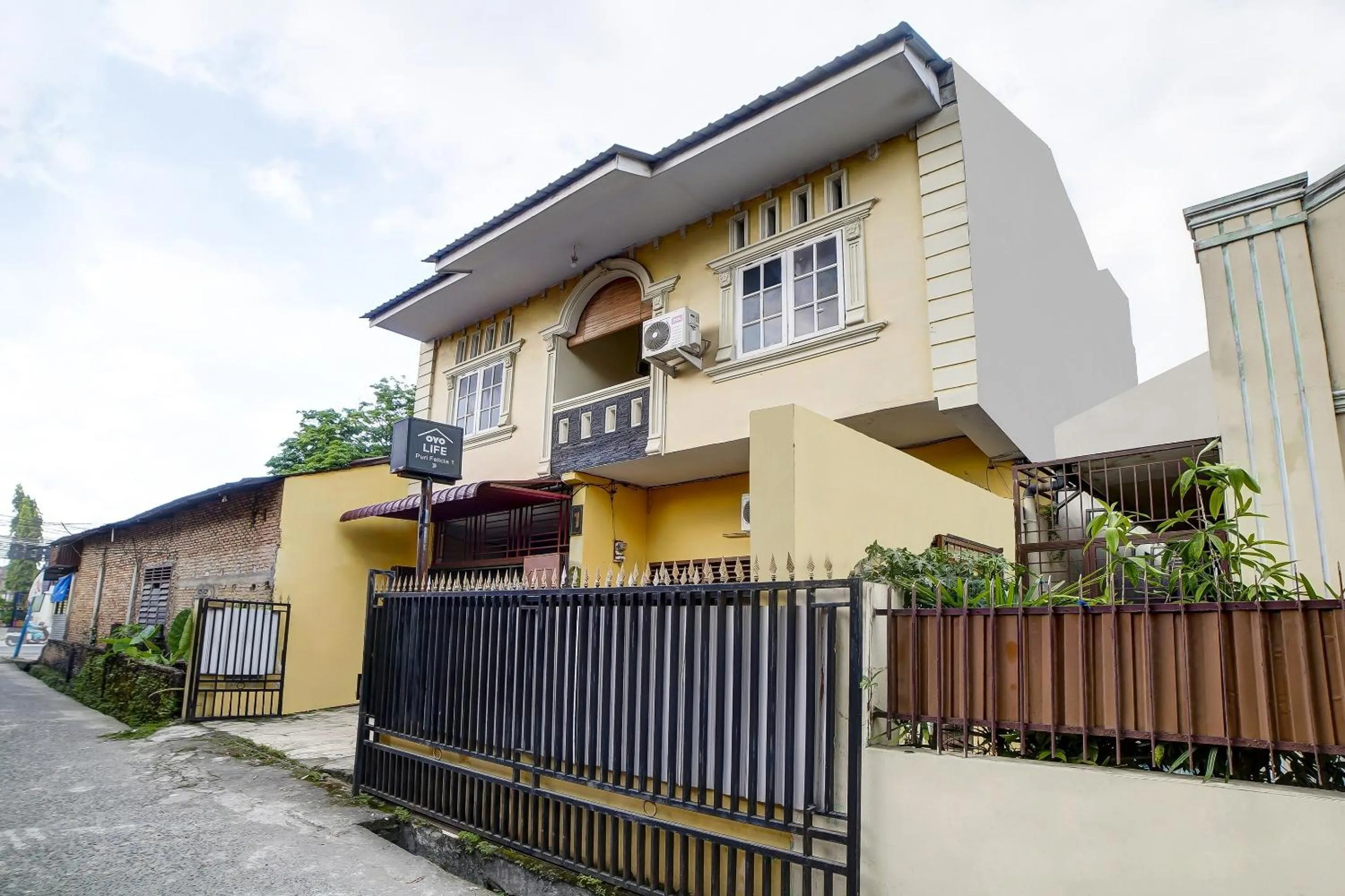 Facade/entrance in Hotel O Felicia Homestay