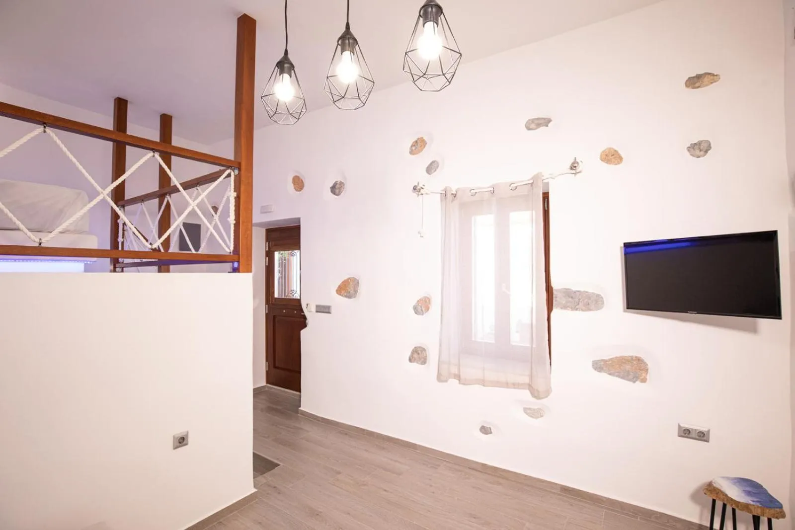 TV and multimedia in Primrose Apartments