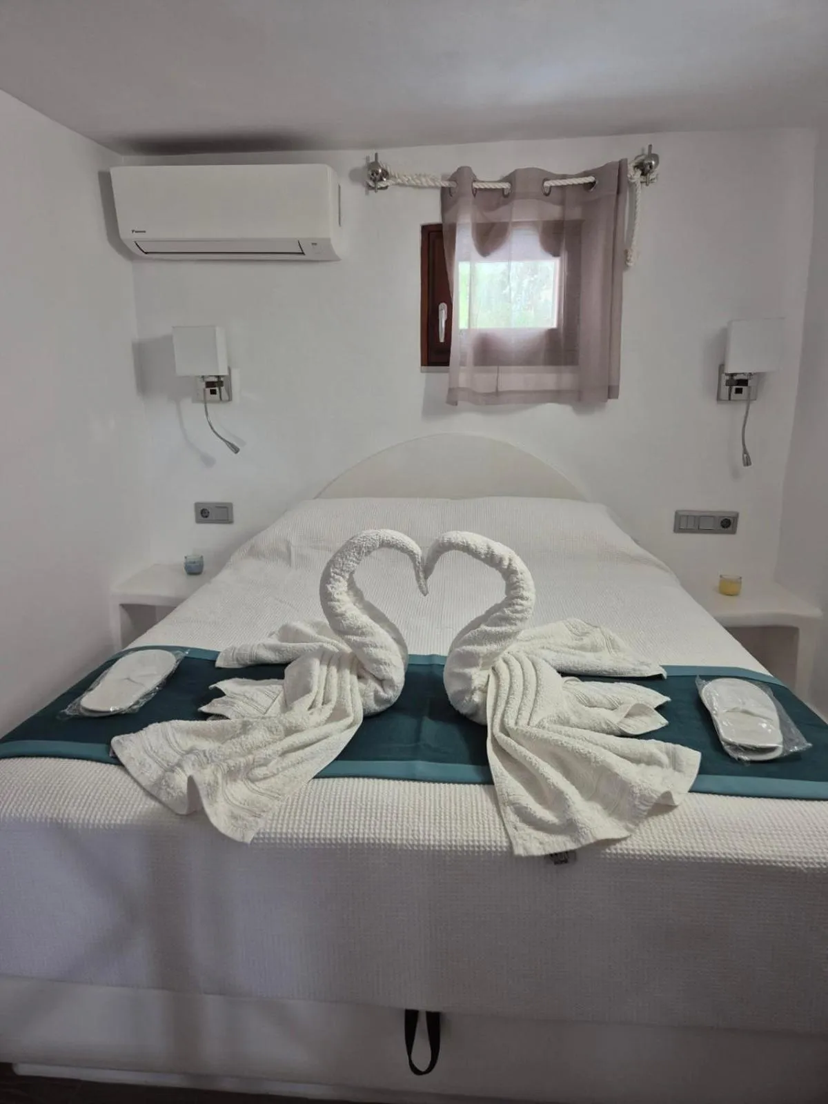 Photo of the whole room, Bed in Primrose Apartments