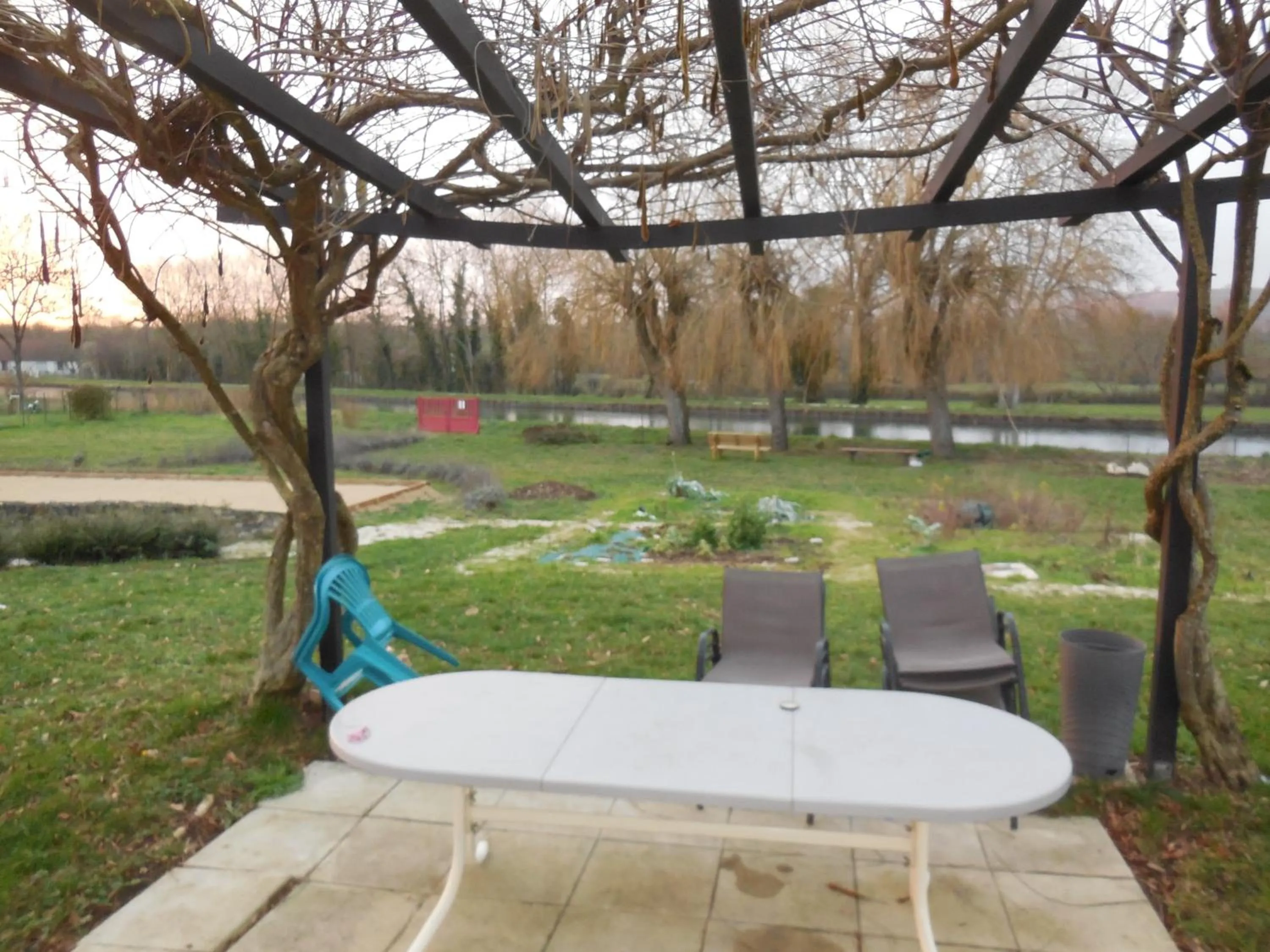 Garden view in Calme au Canal de Centre