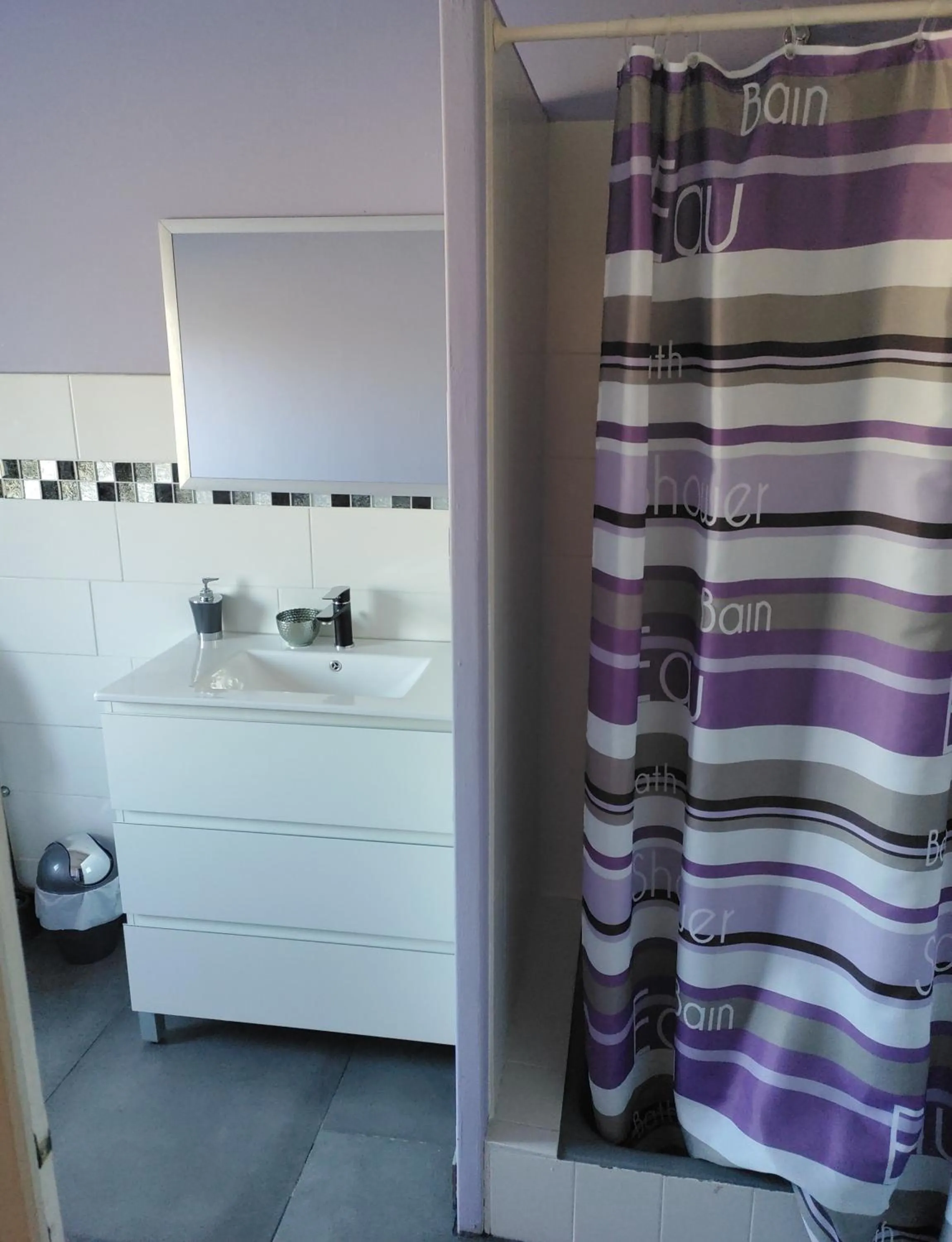 Bathroom in Calme au Canal de Centre