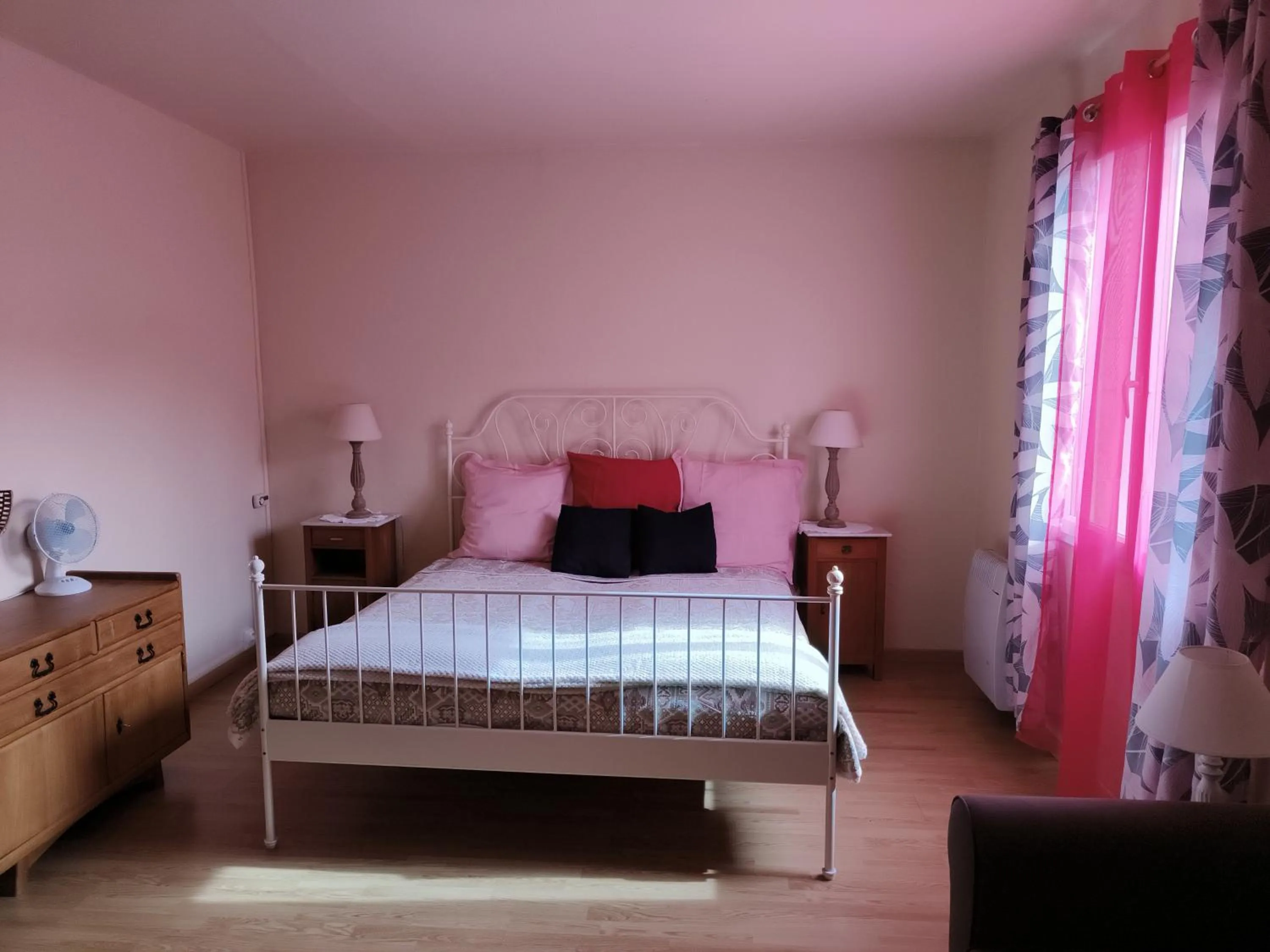 Bedroom, Bed in Calme au Canal de Centre