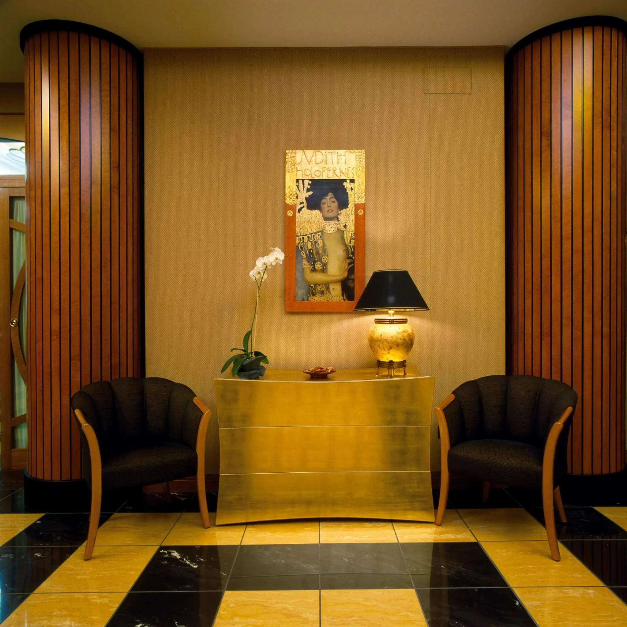 Lounge or bar in Ramada by Wyndham Naples