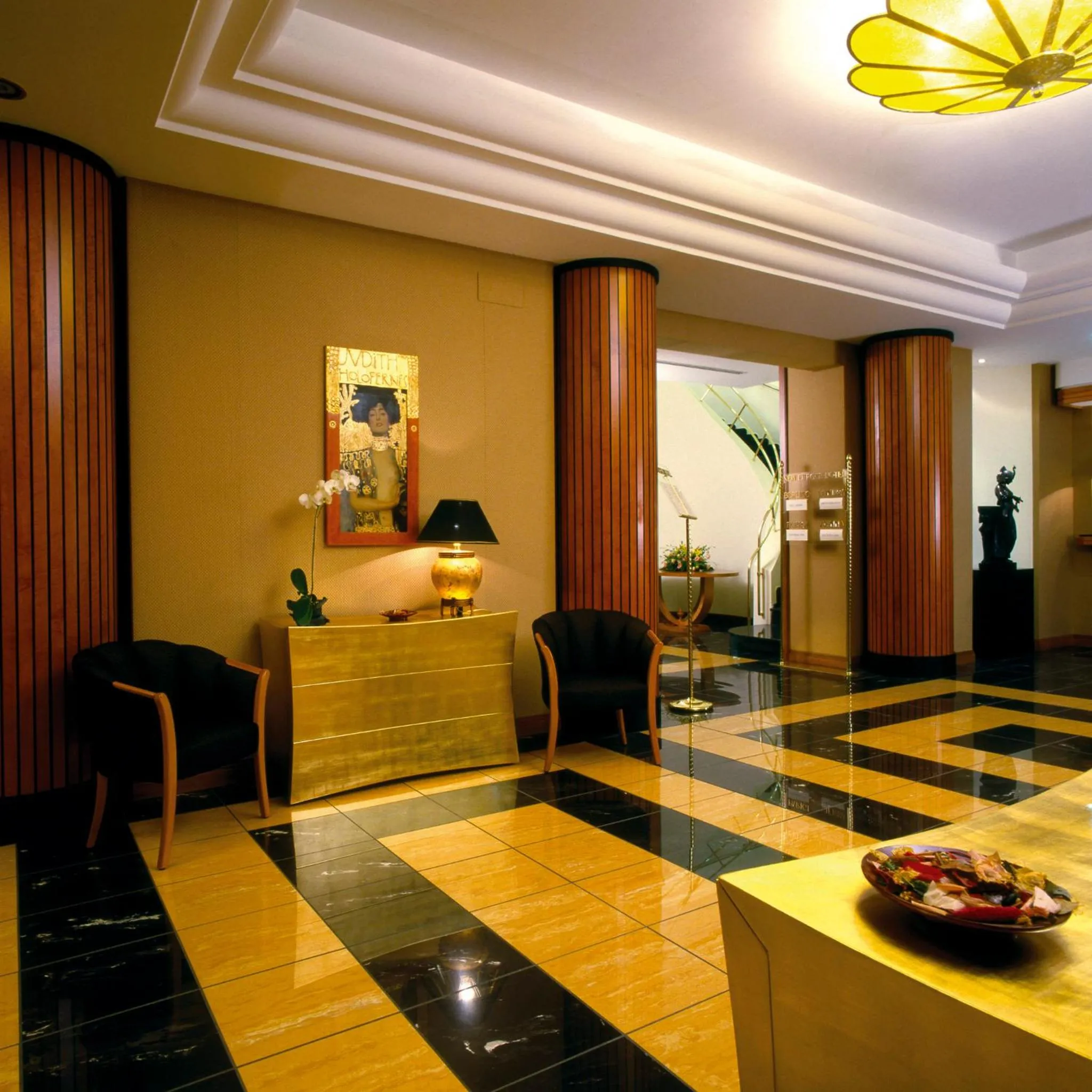 Lounge or bar in Ramada by Wyndham Naples