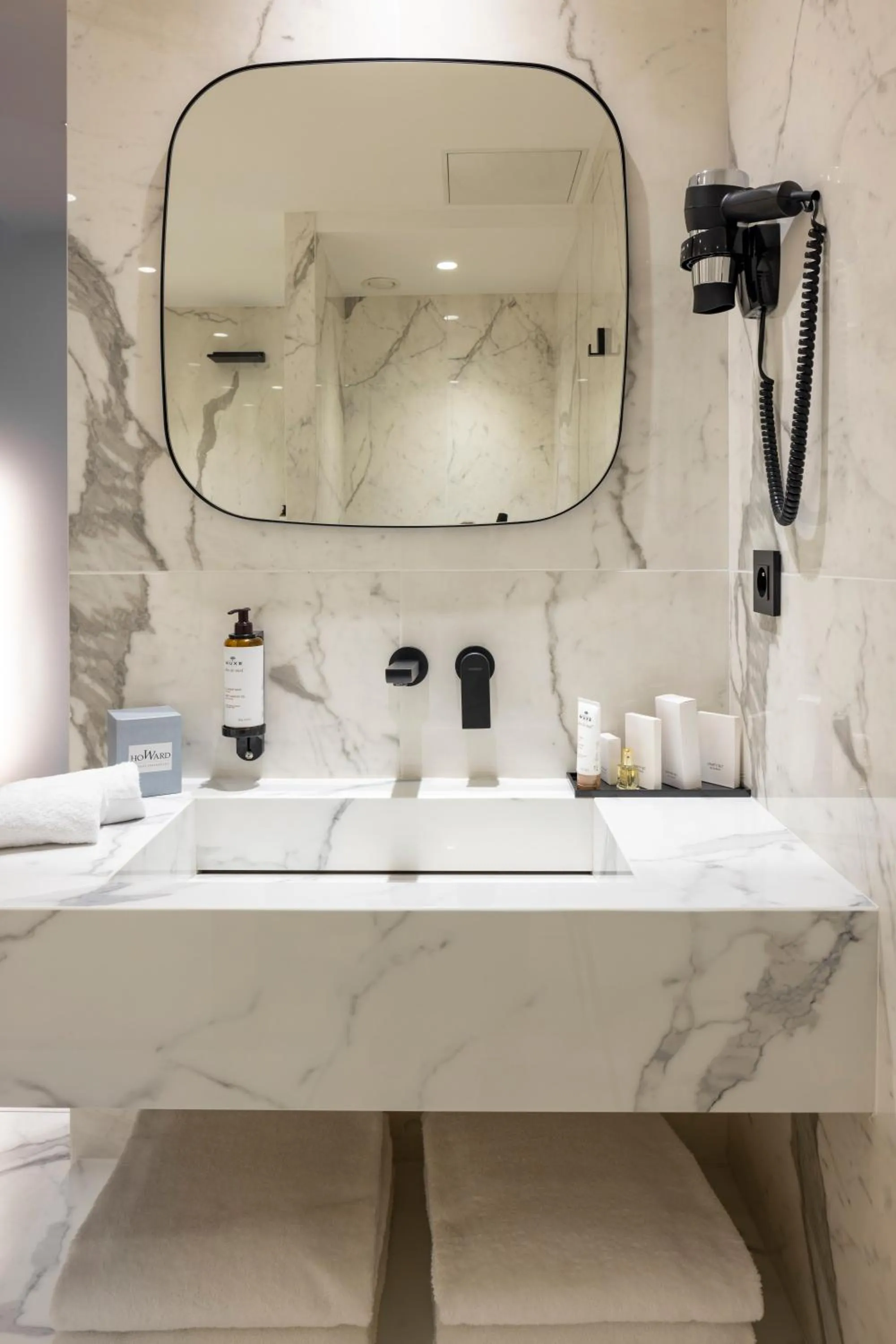 Bathroom in Howard sur Seine - Asnieres Paris La Defense