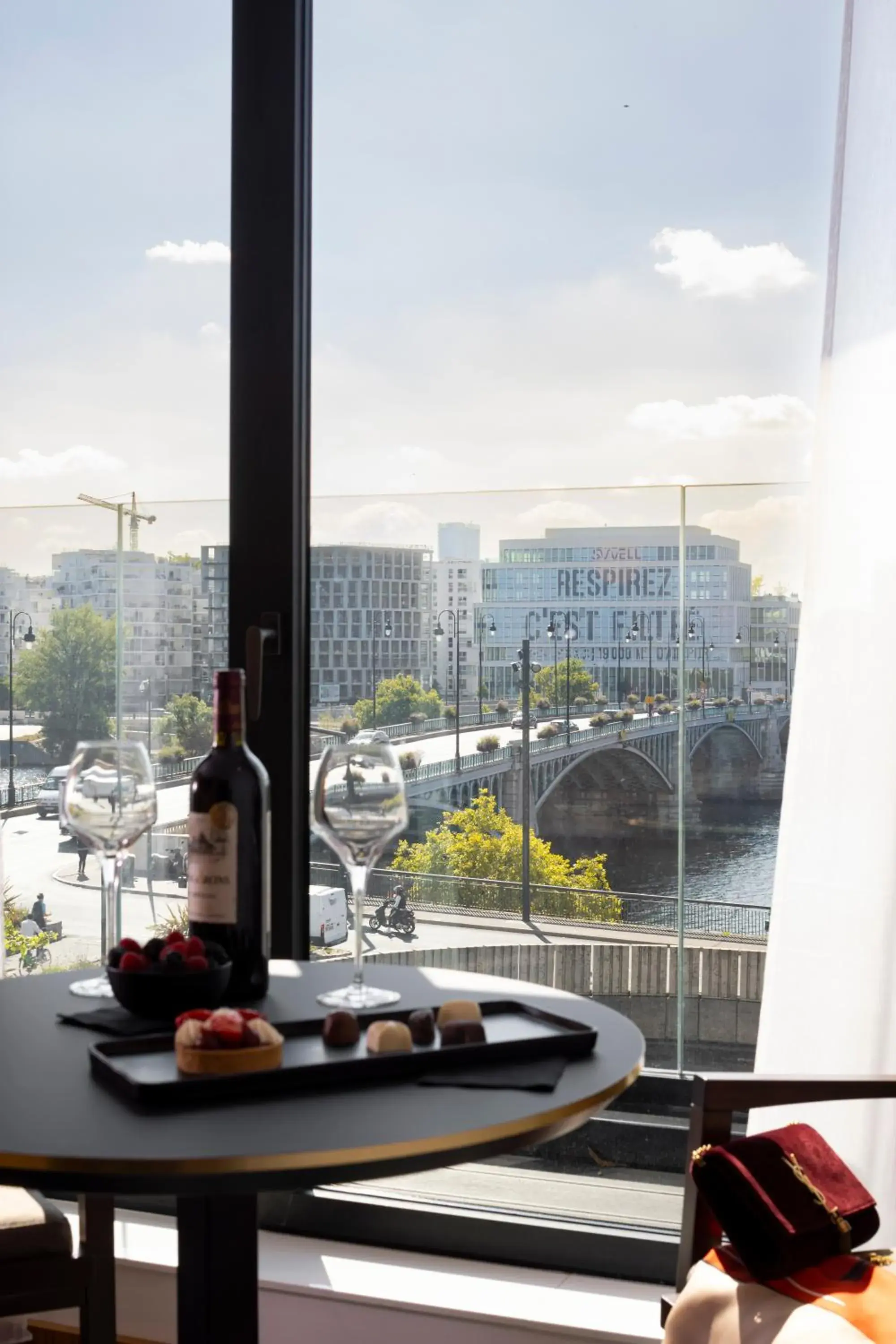 Howard sur Seine - Asnieres Paris La Defense Howard sur Seine - Asnieres Paris La Defense