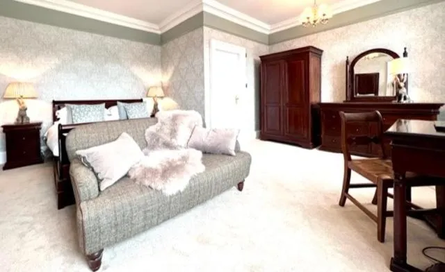 Large Double Room in Moffat House
